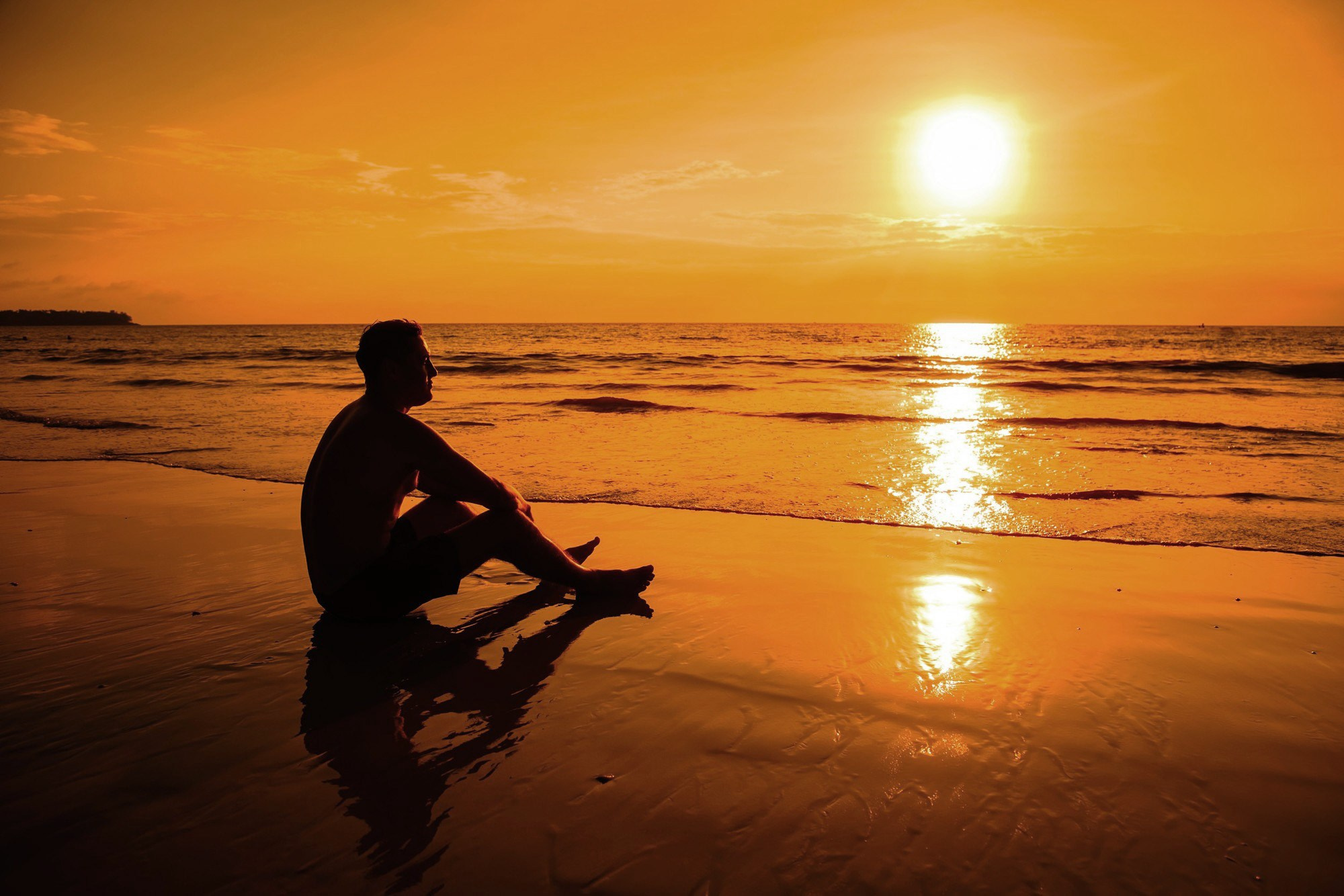 Мужская фотосессия Пхукет фотограф брутальная мужественная пляж Ката Карон Найхар Сурин Панва Майкао Бонгтаю идея место образ позы пример фото  заказать цена стоимость описание забронировать бизнес портрет закат на море силуэт