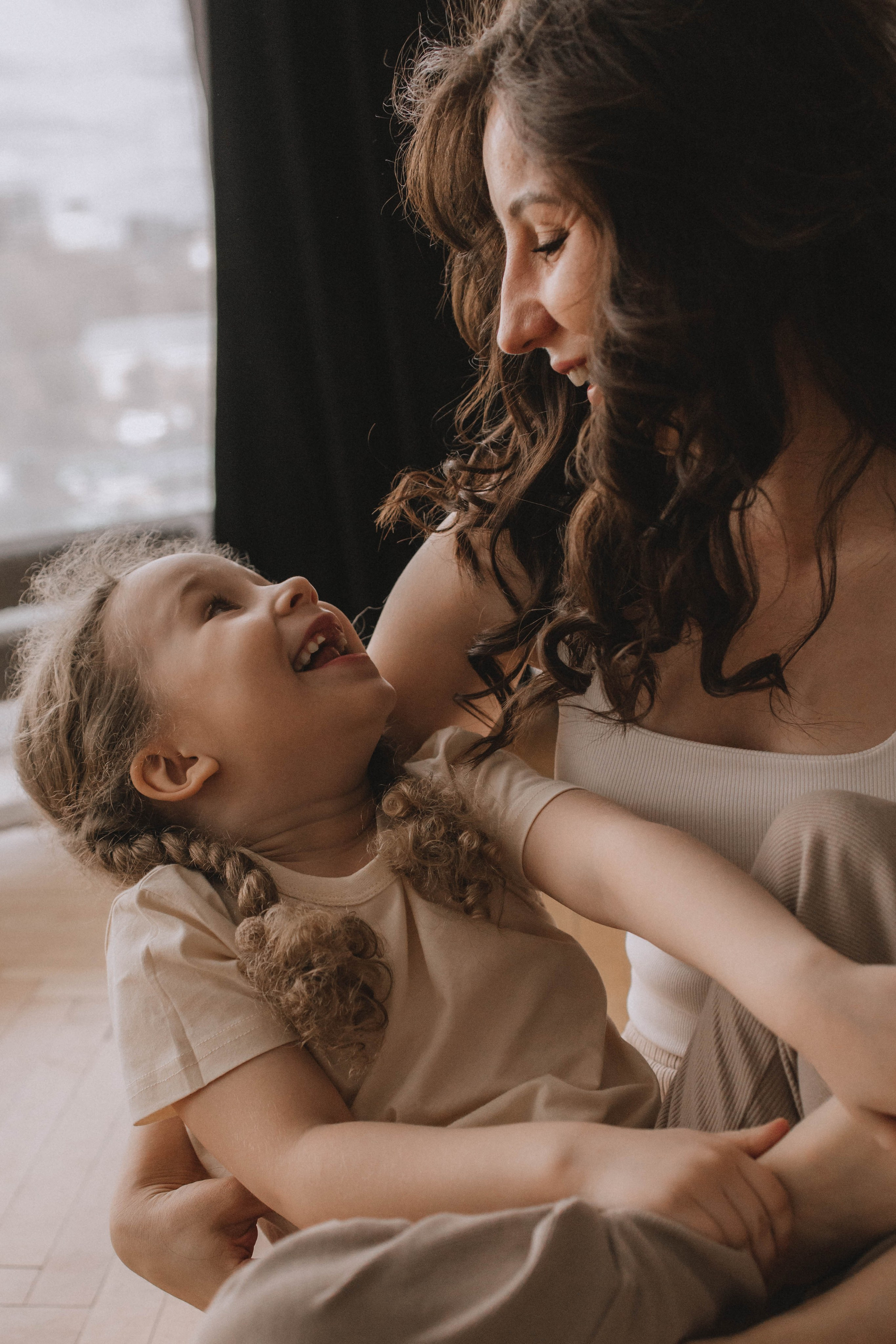 Озорные приключения кудряшки с родителями. Семейный фотограф в Москве, Щелково, Фрязино _ Виктория Степанова