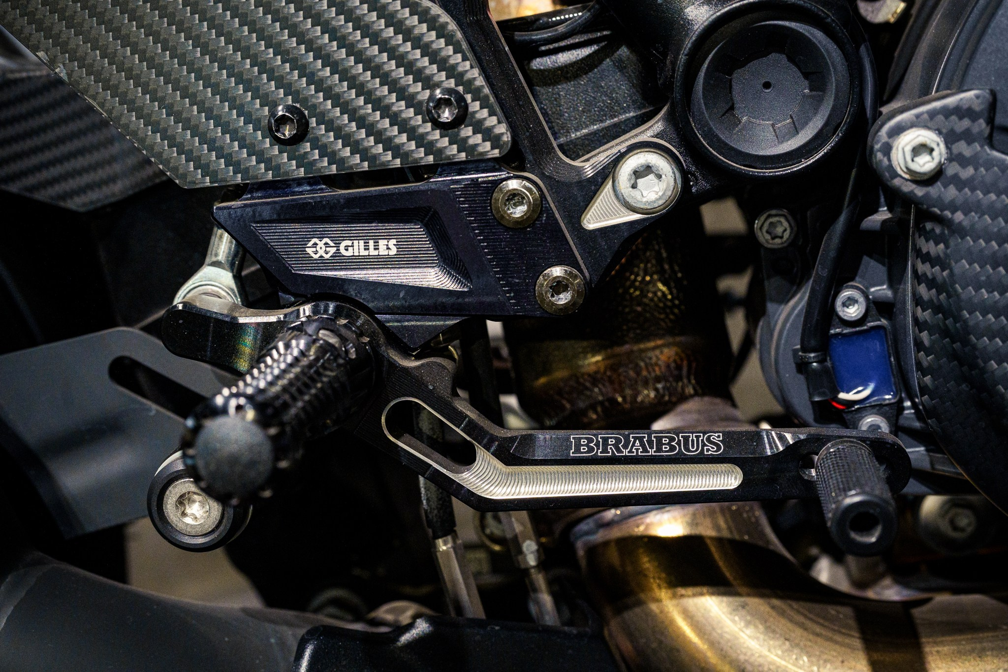 Художественная фотография KTM Brabus 1300R, акцент на силуэте