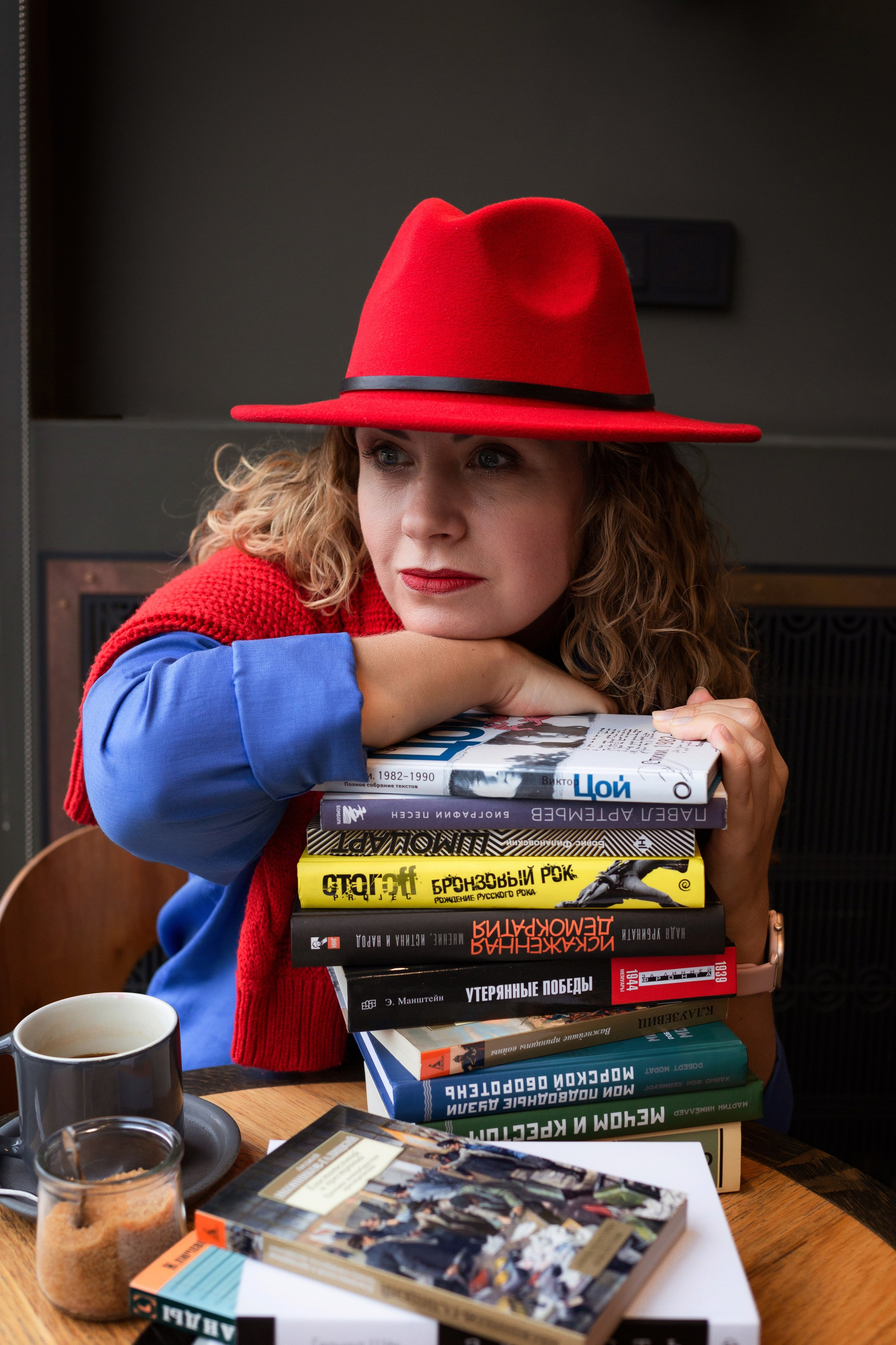 Фотосессия в СПб и книжном магазине Подписные издания. Портретные фотосессии, контент-съемки, репортаж