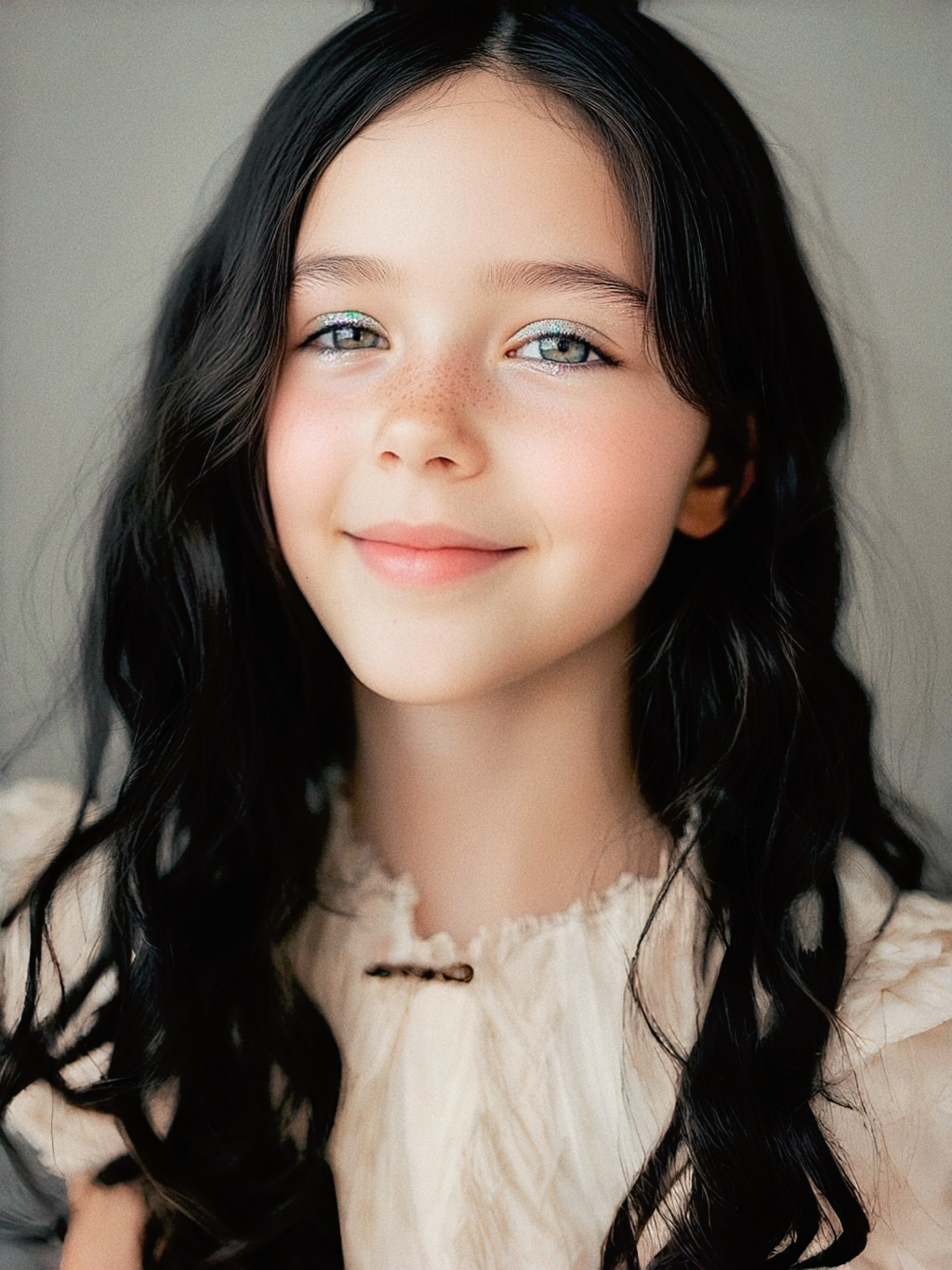 Ультрамодные тени-хамелеоны на глазах у девочки, которая сделала себе макияж на мастер-классе по основам макияжа в школе для девочек