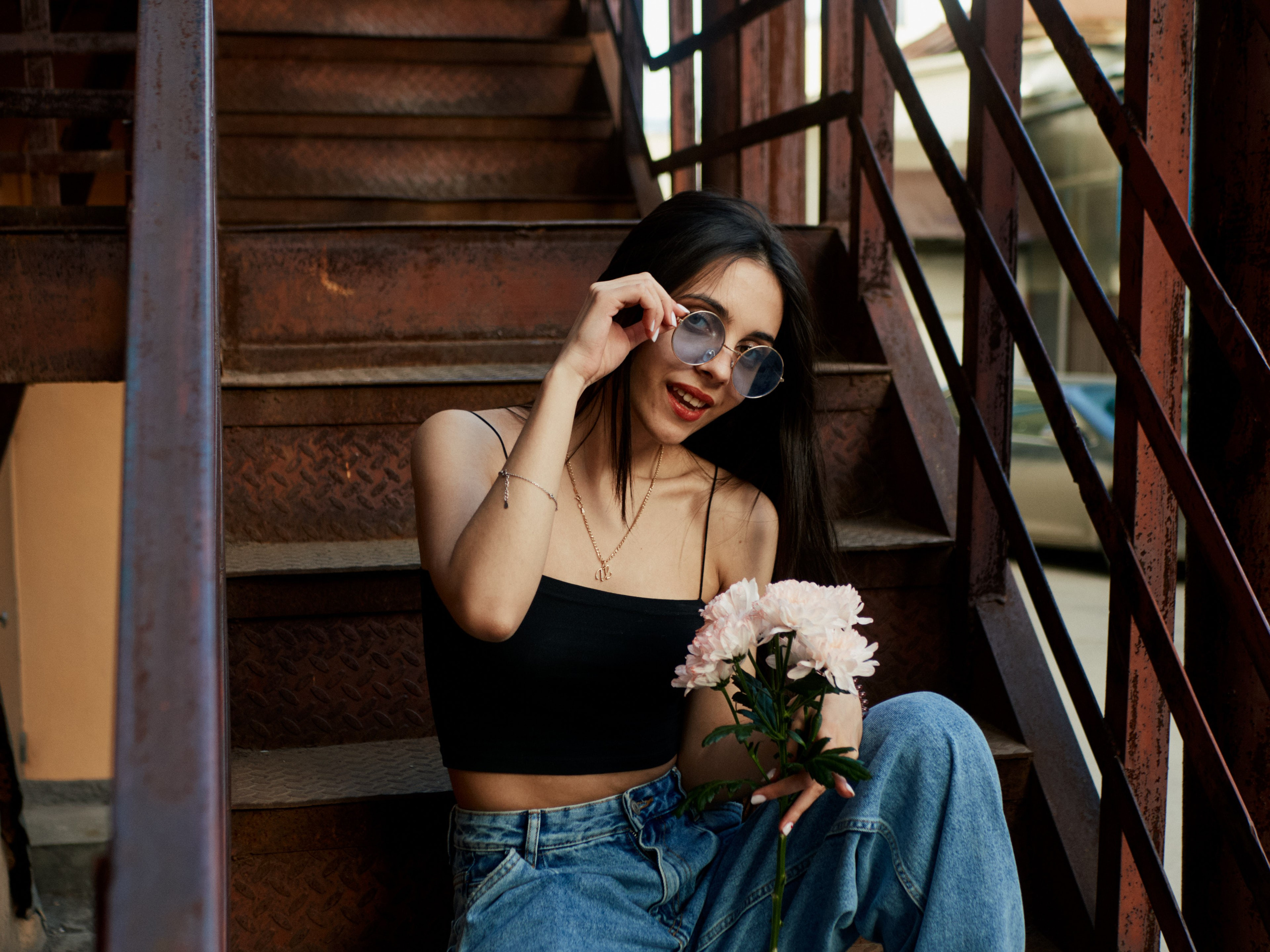 Девушка в цветком на лестнице
