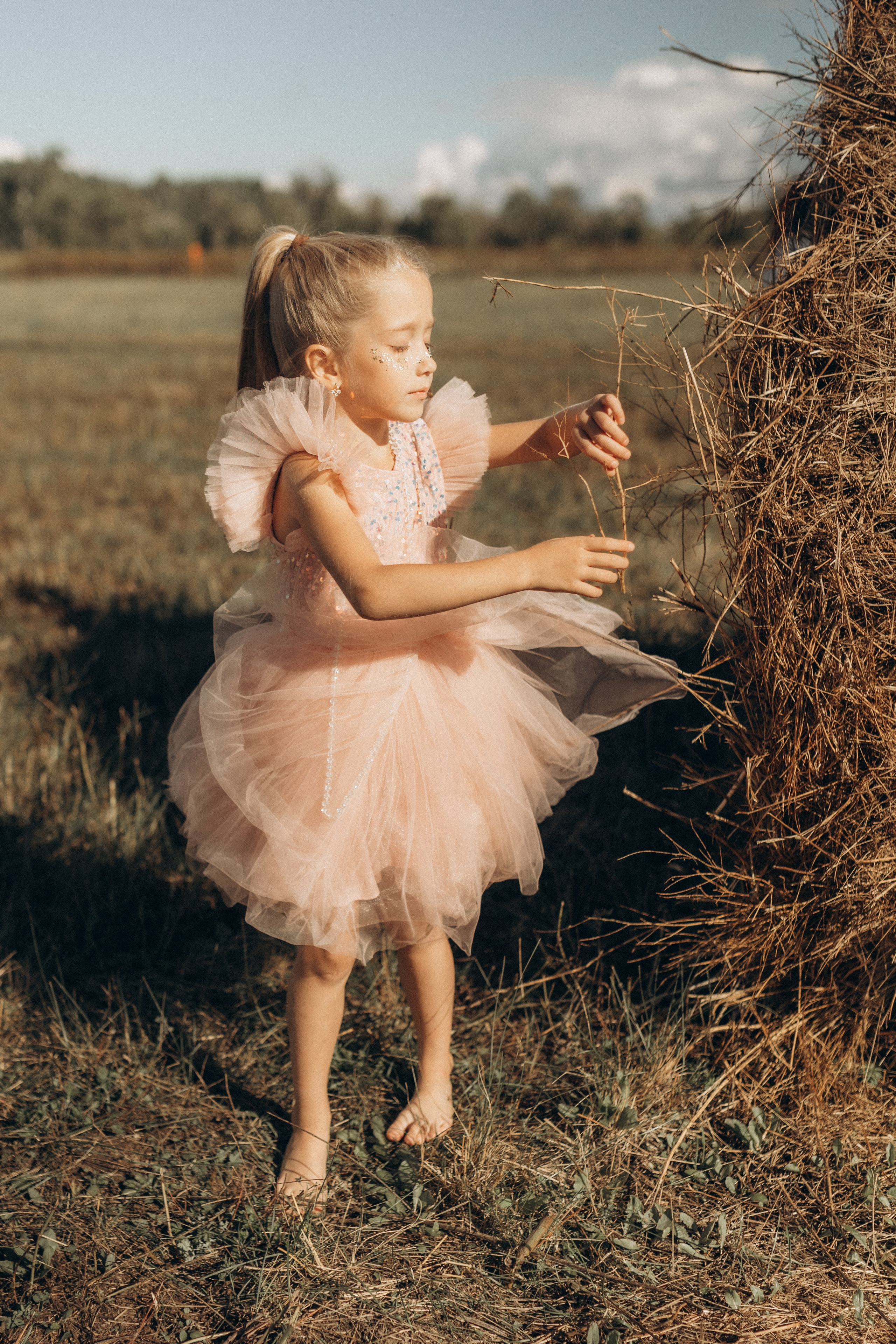 Вика и Миша на сене. Семейный фотограф lifestyle в Новосибирске Елена Шпилевая