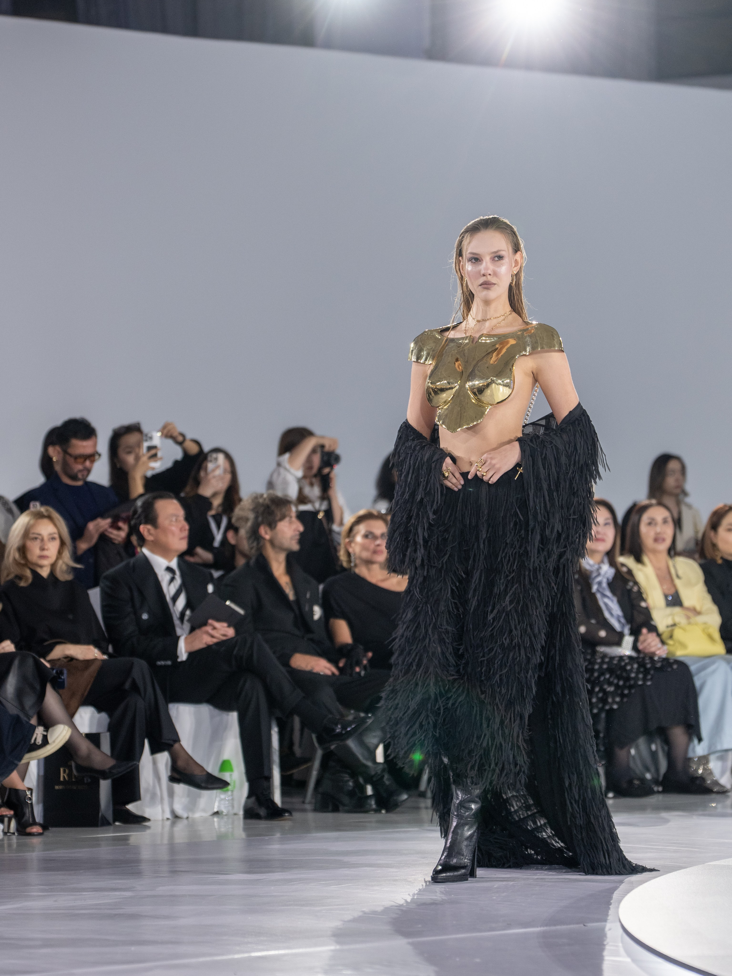 Дизайнер Arunaz. Сайт Алматинского НЮ АРТ, будуар и фэшн фотографа Дениса Карпенко