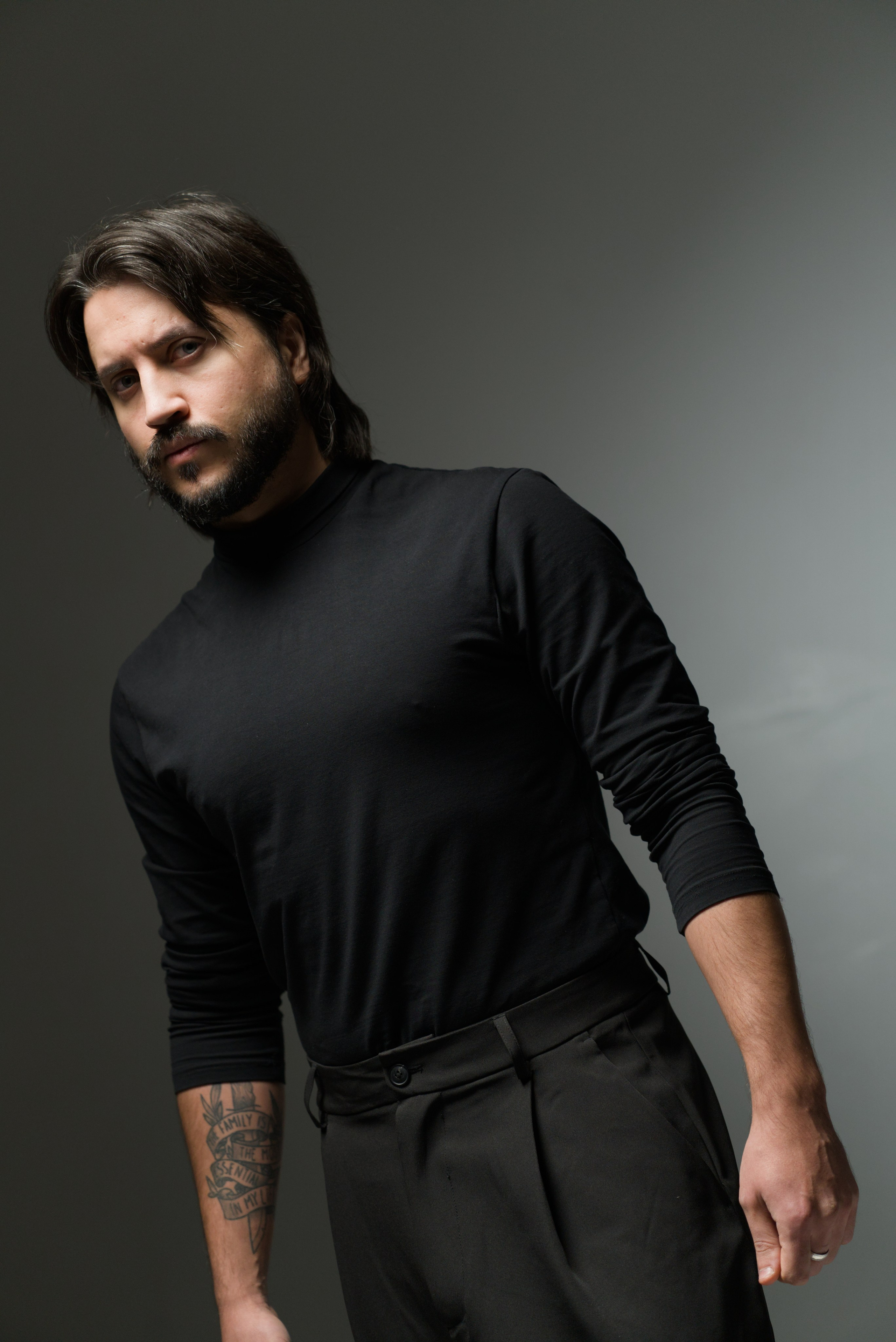 Мужской портрет в кресле. Мир глазами Саши Д