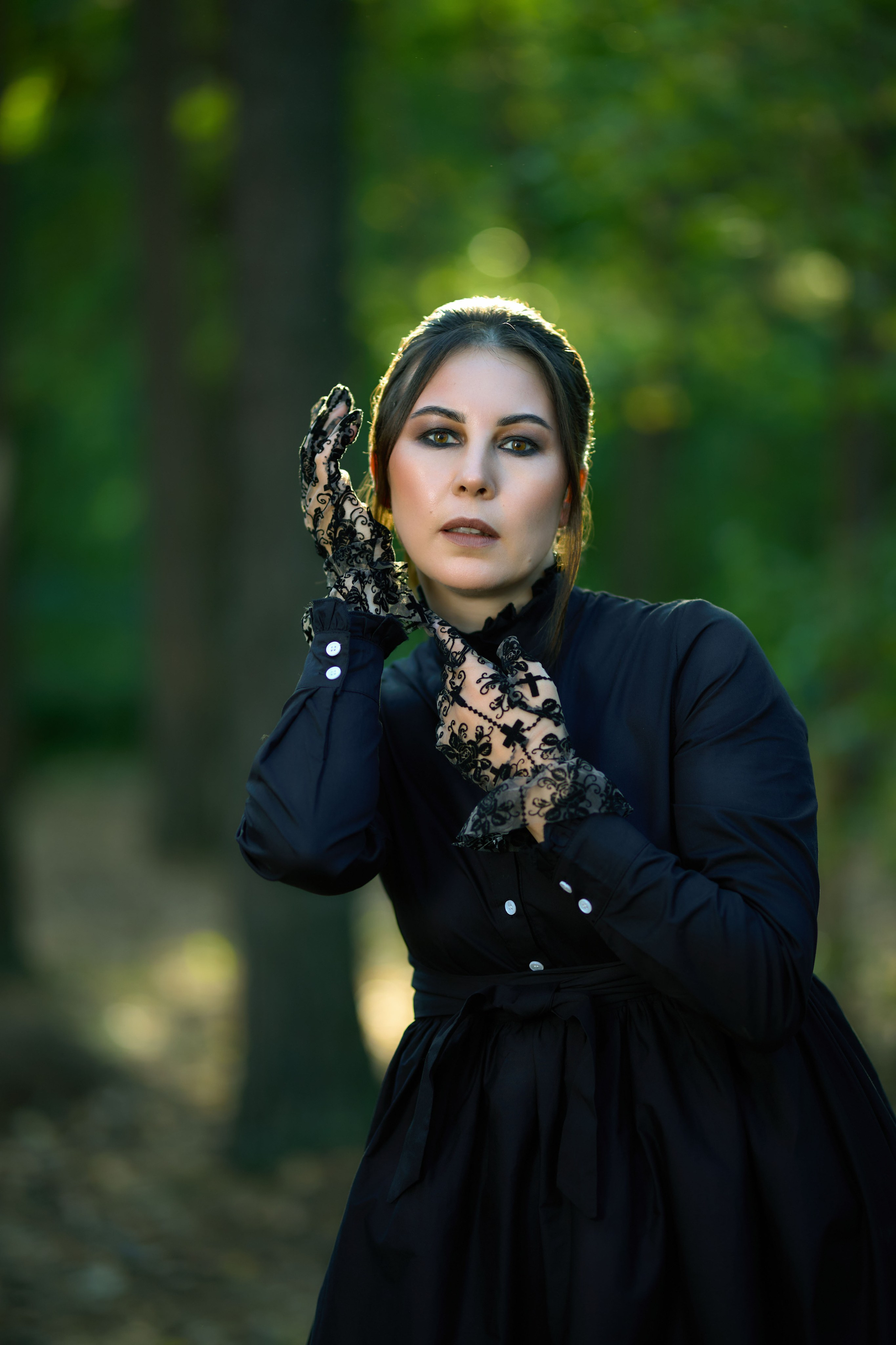 тематическая фотосессия в черном платье в лесу