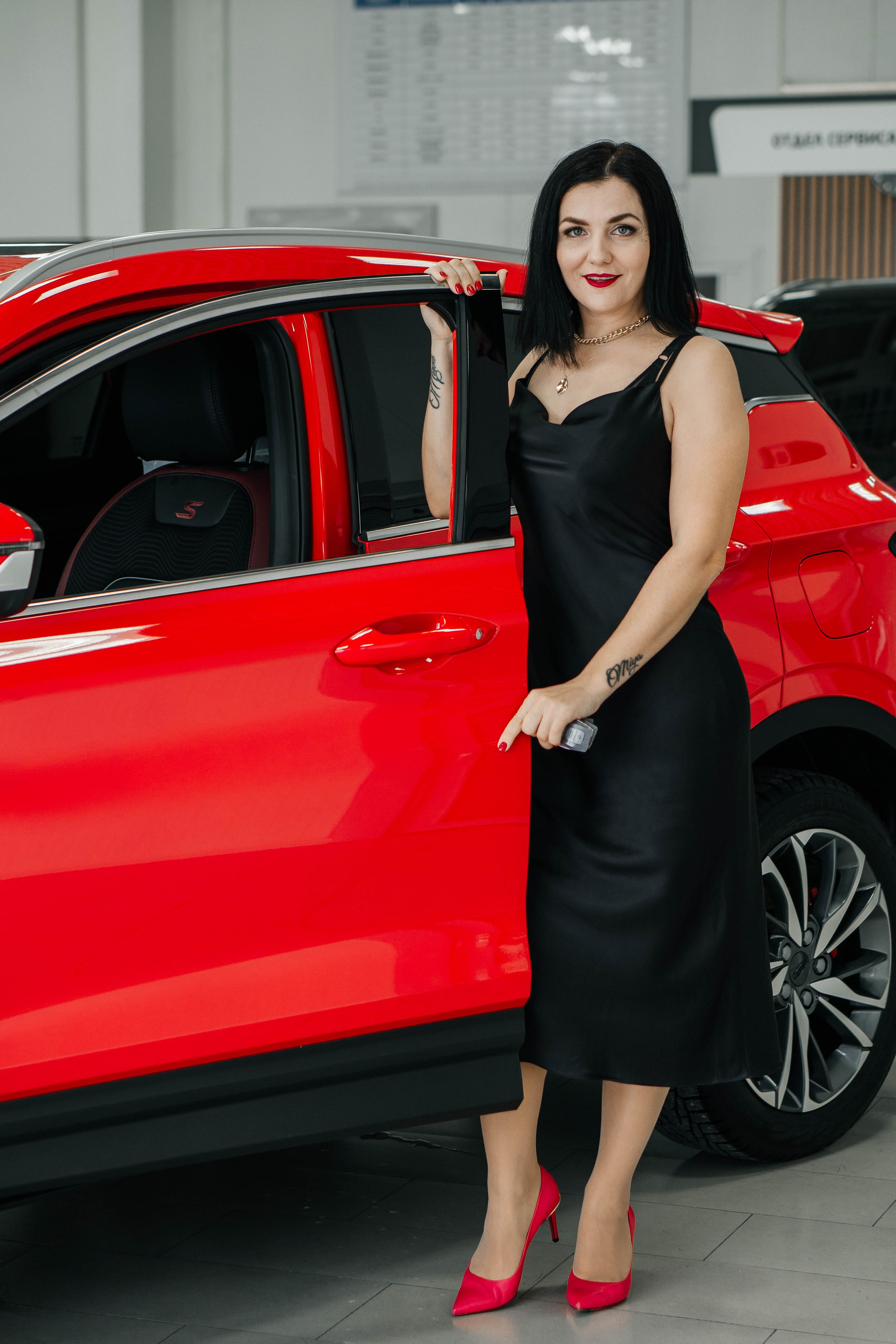 В автосалоне. Получение ключей от автомобиля. Женский, семейный и детский фотограф в Тюмени Диана Осипова