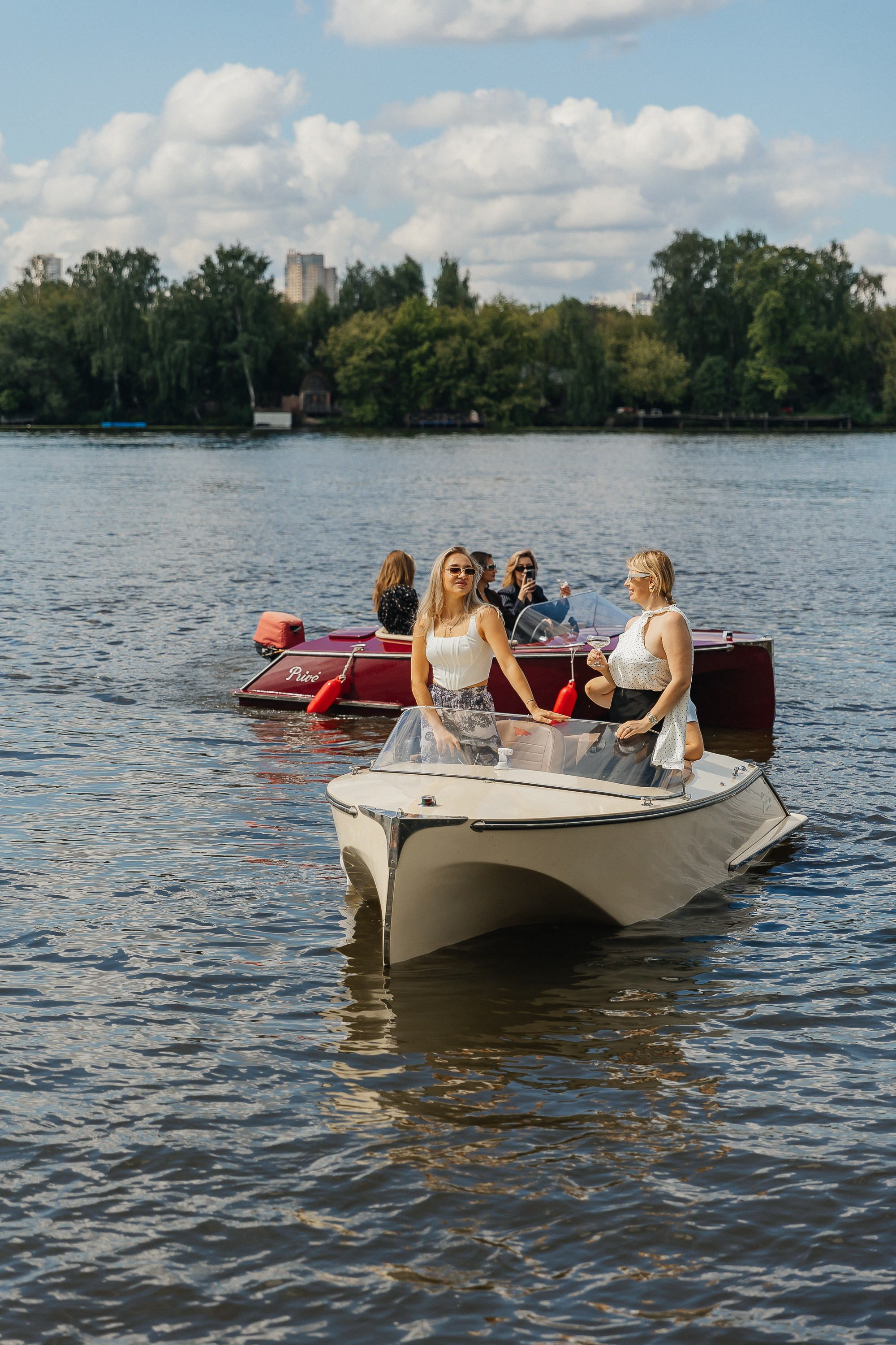 девичник на ретро катерах, ретрокатер, фотограф на девичник, прогулка на яхте, фотосессия на катере, ретро-катер, катер в москве