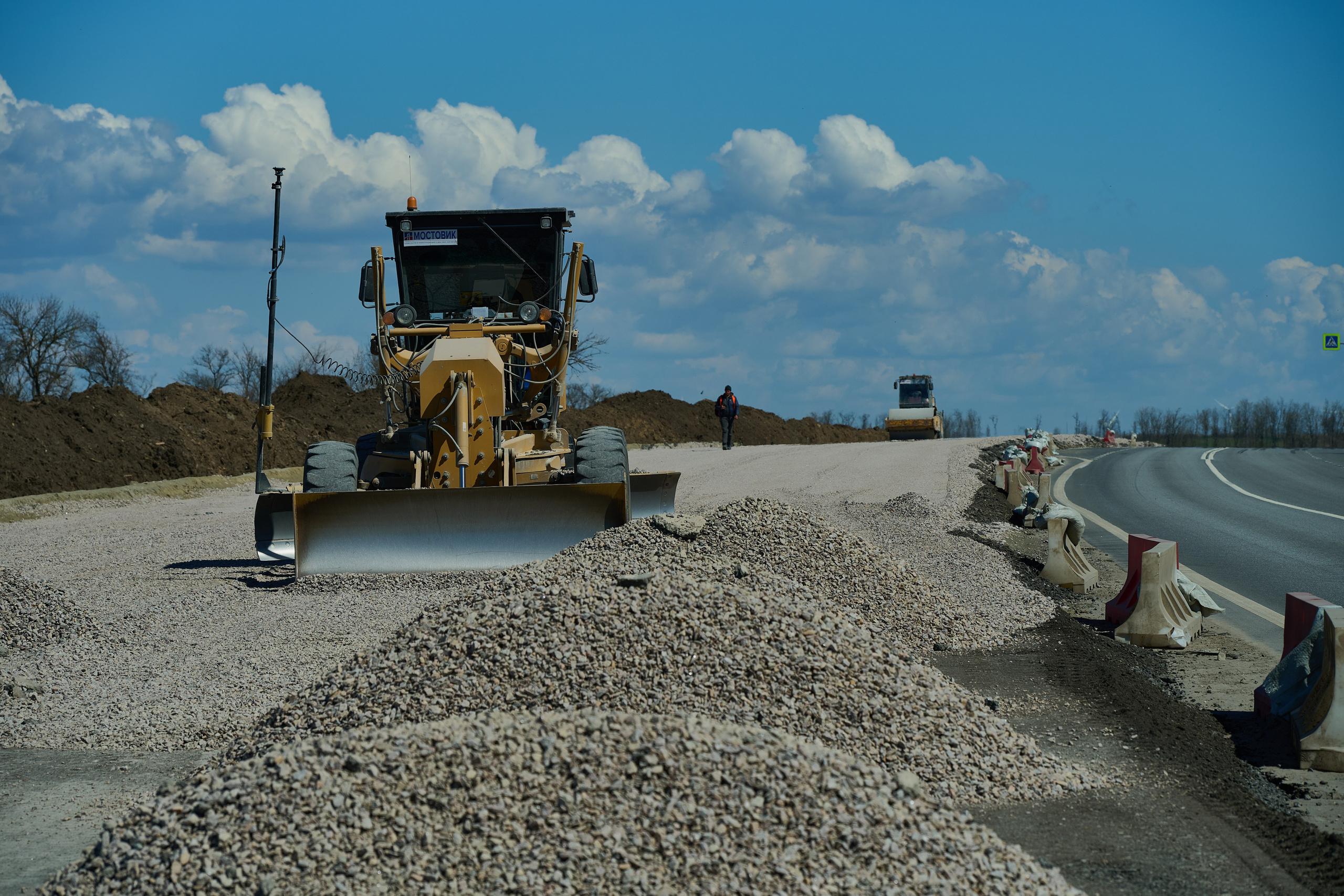 Уличные фотографии Мариуполя. Мариуполь 2024. Весенний Мариуполь. Фотограф Роман Адлер.