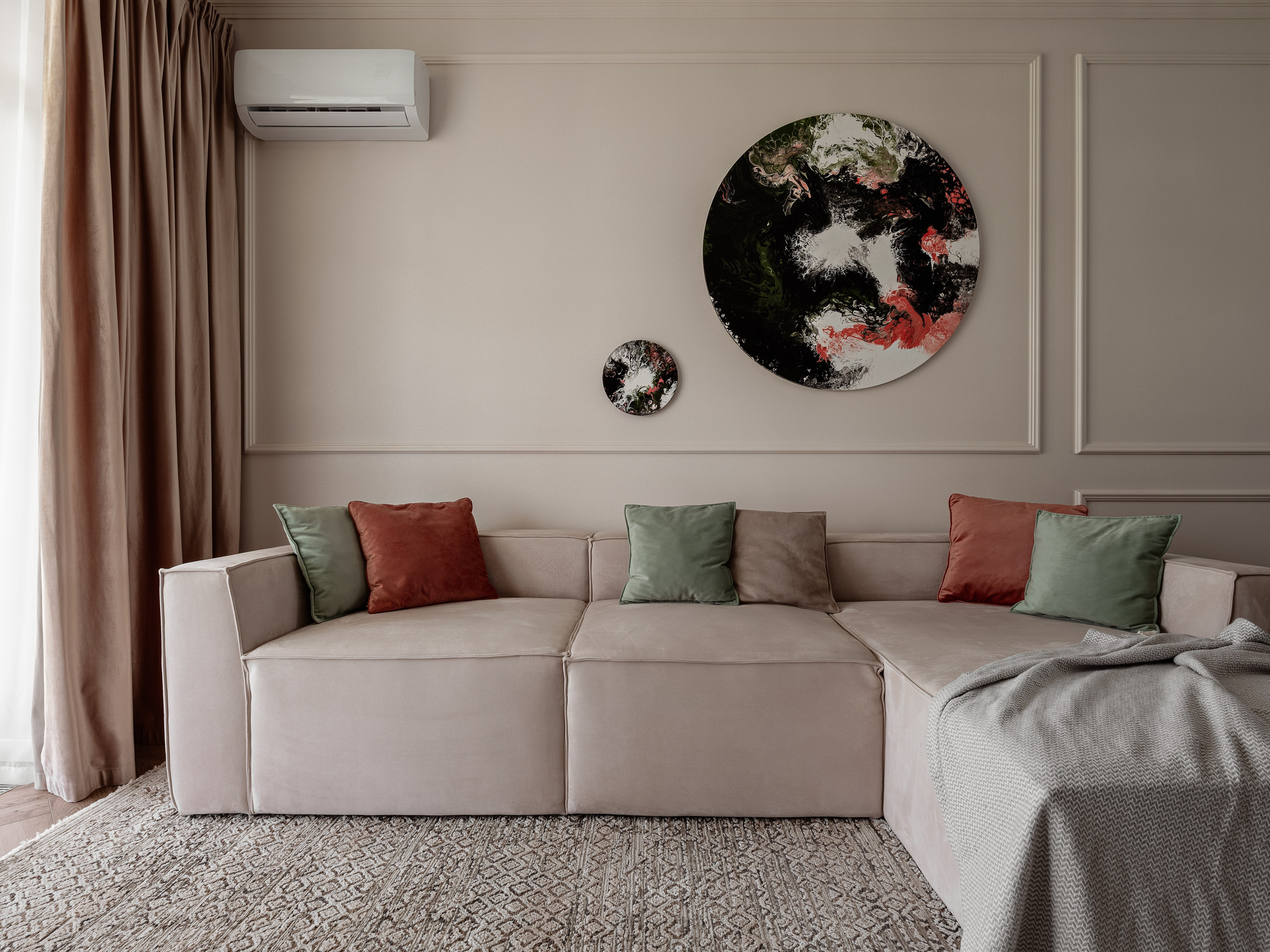 Современный интерьер гостиной с бежевым диваном и круглыми абстрактными картинами на стене, дополненный акцентными подушками. Дизайнер Алина Чередниченко, фотограф интерьера Сергей Денисенко.