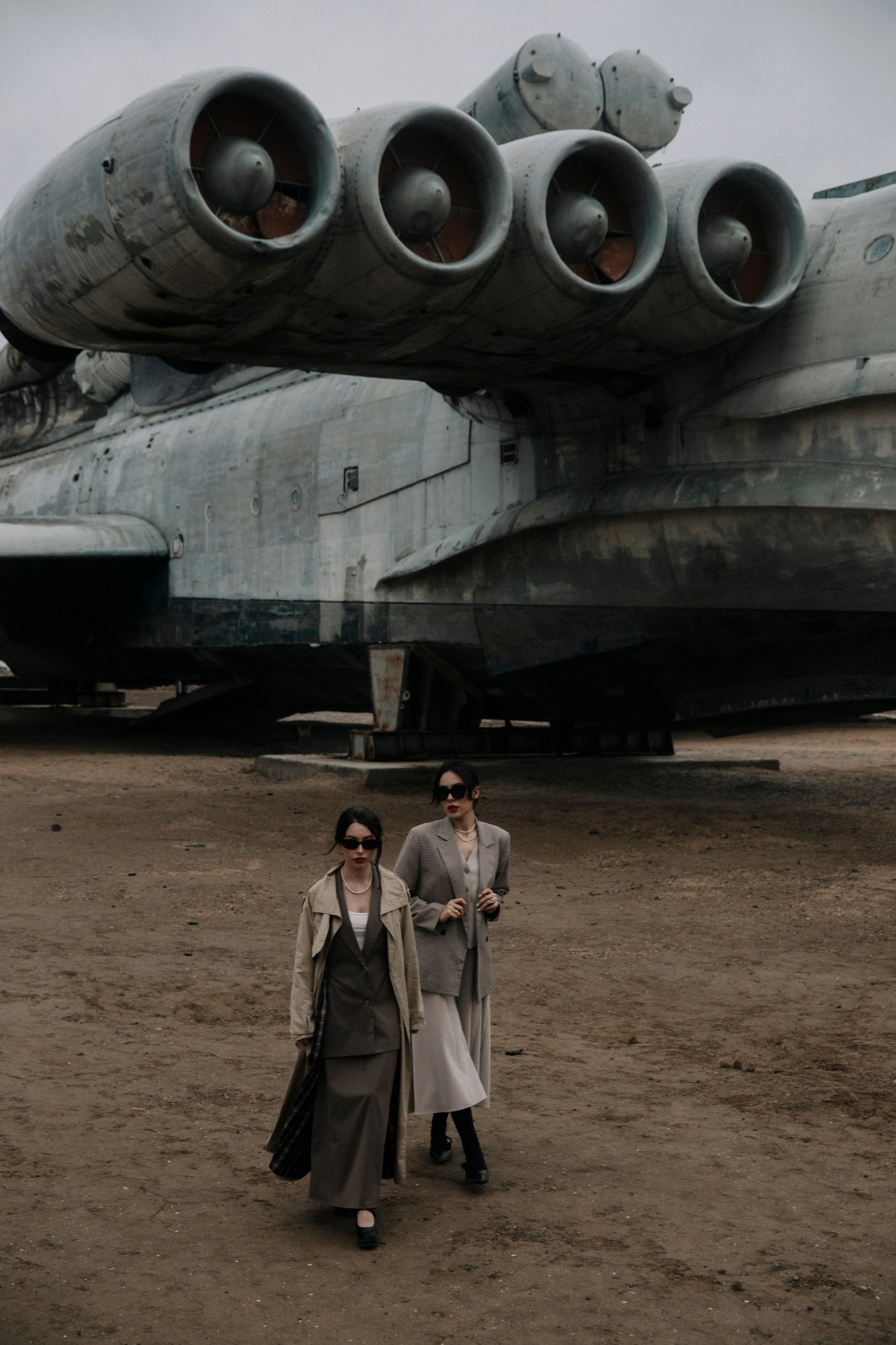 Фотосессия в пасмурную погоду, фотосессия в горах, фотосессия на пляже, фотосессия в туман, фотосессия у моря, фотосессия в стиле авиатор, авиатор, фотосессия Дагестан, Дагестан, мафия, женщины, дамы, леди, зонт, мрачная погода, фотосессия Лунь, Лунь, экраноплан, фотосессия с экранопланом Лунь