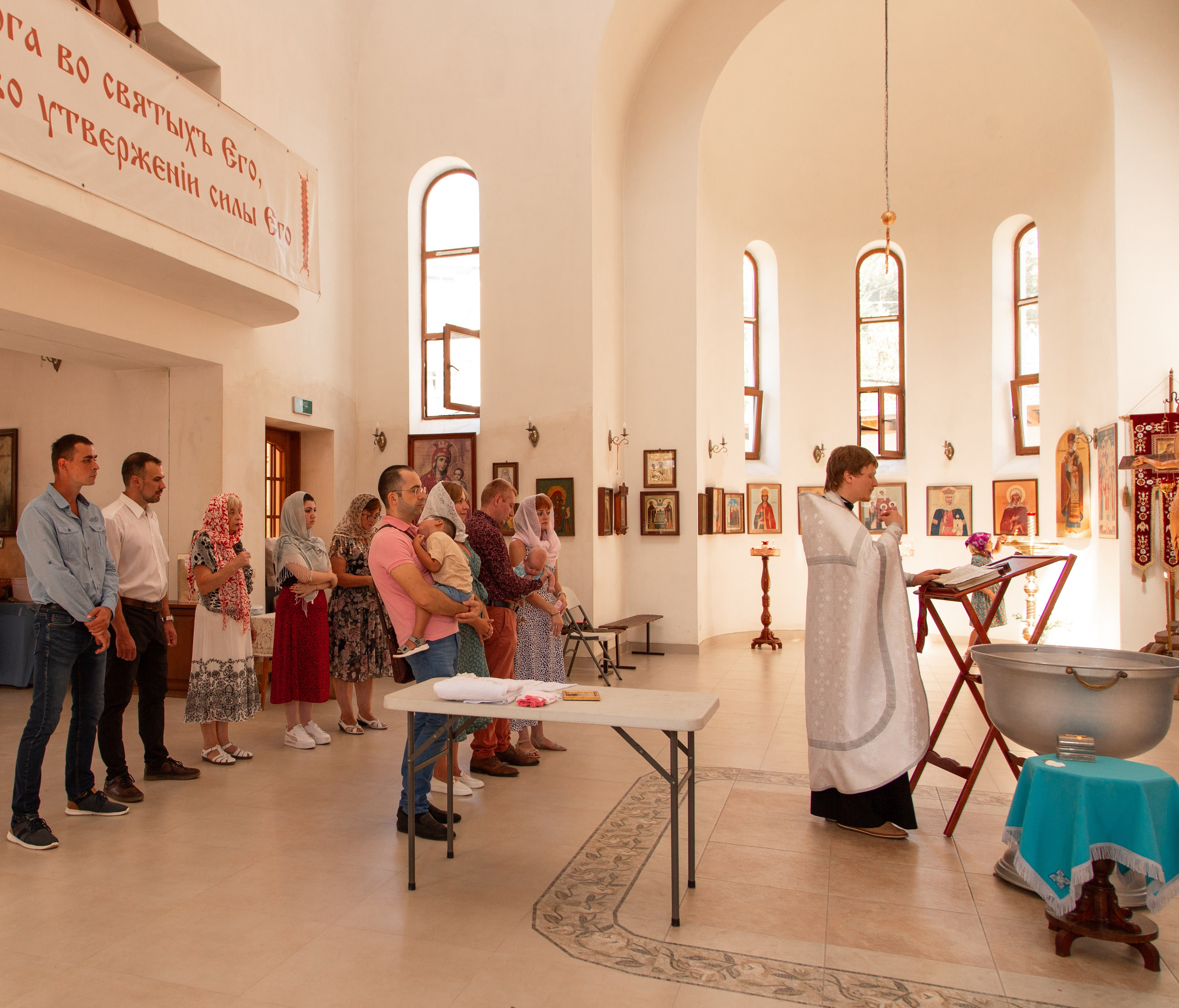 Крещение в храме апостола Симона Кананита в поселке Лоо. Семейный фотограф в Сочи, Лоо, Дагомысе, Вардане Кучумова Олеся