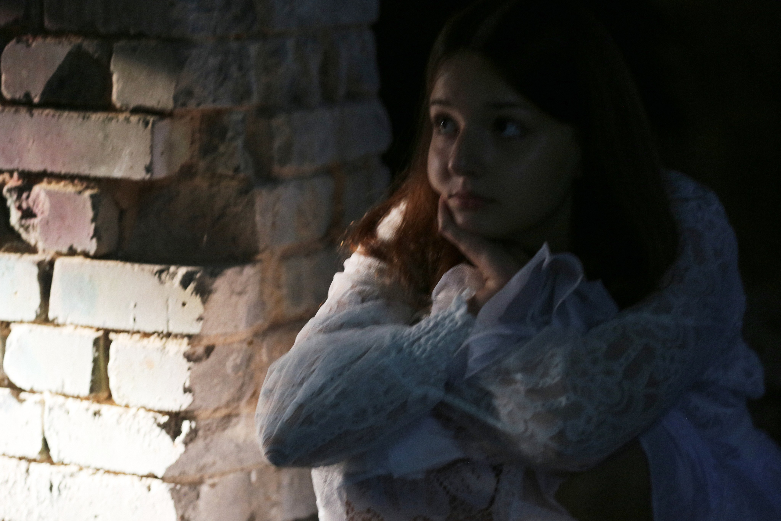 девушка на заброшке