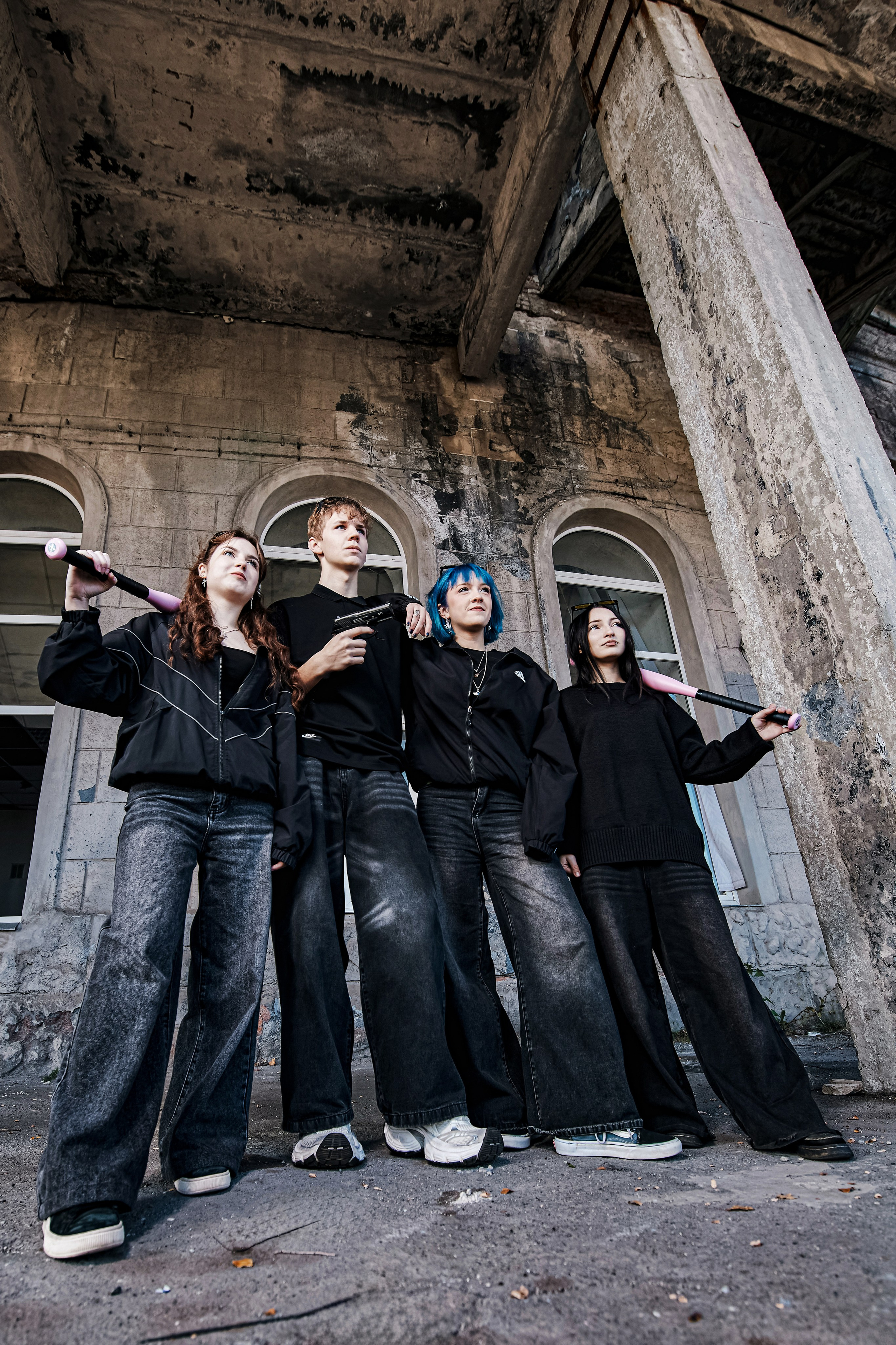 ШКОЛЬНИКИ. ВОЗЛЕ ПАРКА ЩЕРБАКОВА. Фотограф Татаринов Андрей (Донецк / Макеевка)