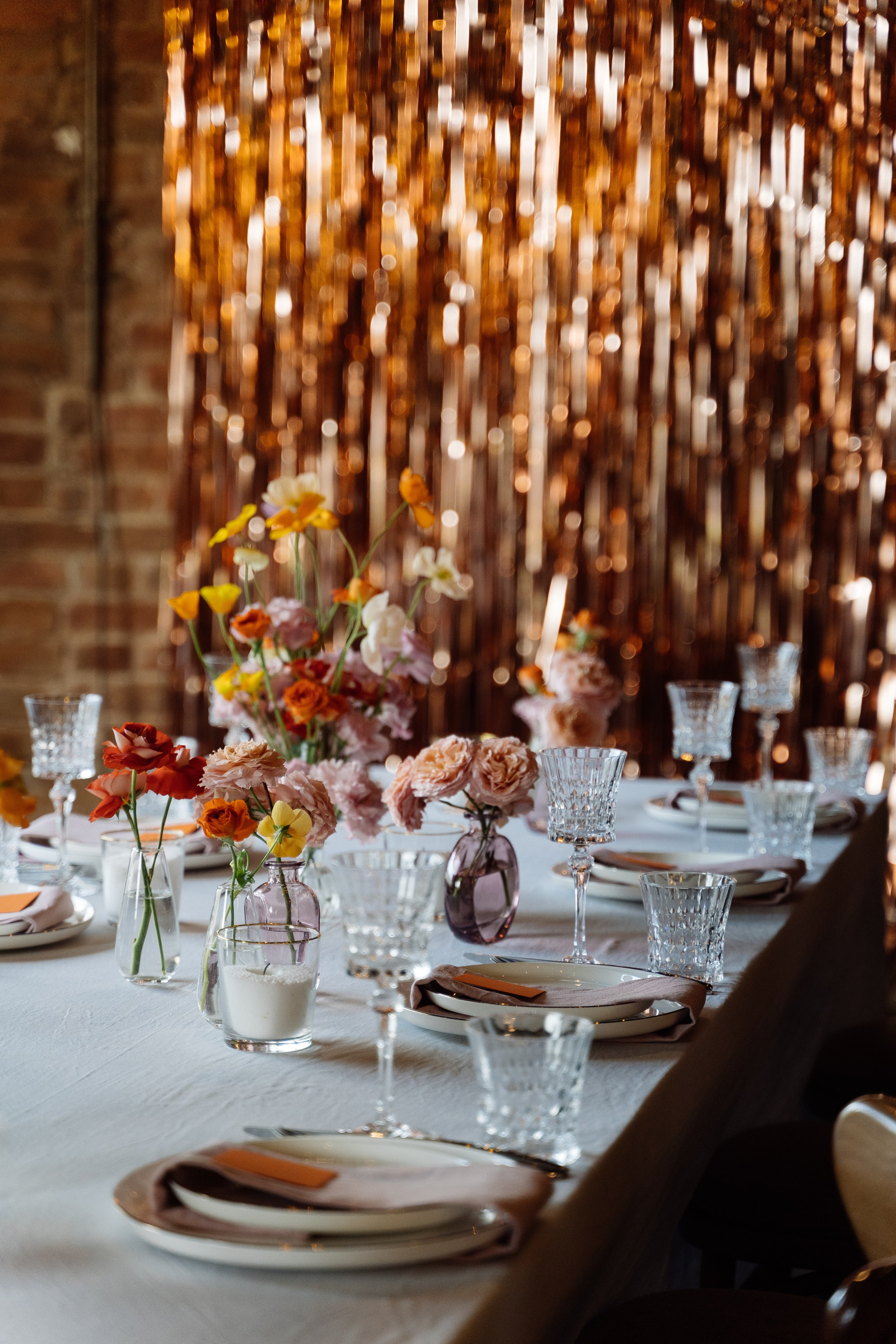 Камерная свадьба на фонтанке в сезонах. Свадебный фотограф организатор в Санкт-Петербурге Ассоль Опарина