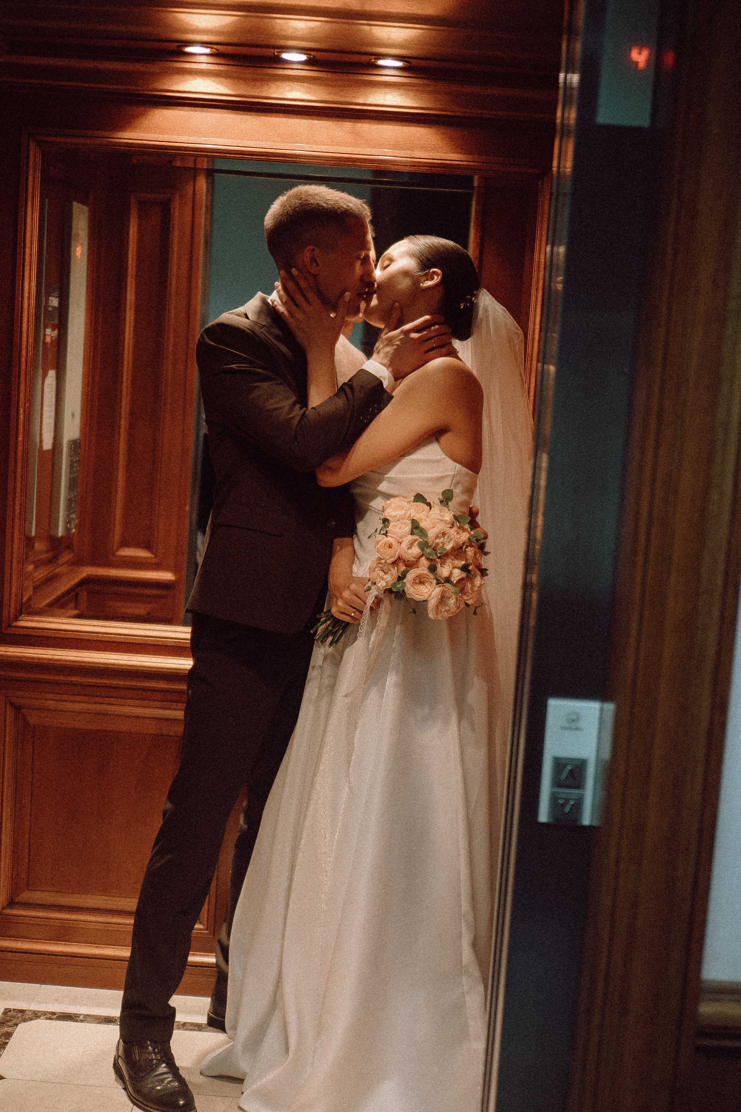 СВАДЕБНАЯ ПРОГУЛКА В САНТК-ПЕТЕРБУРГЕ (ИСАКИЕВСКИЙ СОБОР, ЗИМНЯЯ КАНАВКА, ЭРМИТАЖ И БОЛЬШАЯ МОРСКАЯ УЛИЦА). Профессиональный фотограф, Санкт-Петербург — Виктория Богомолова