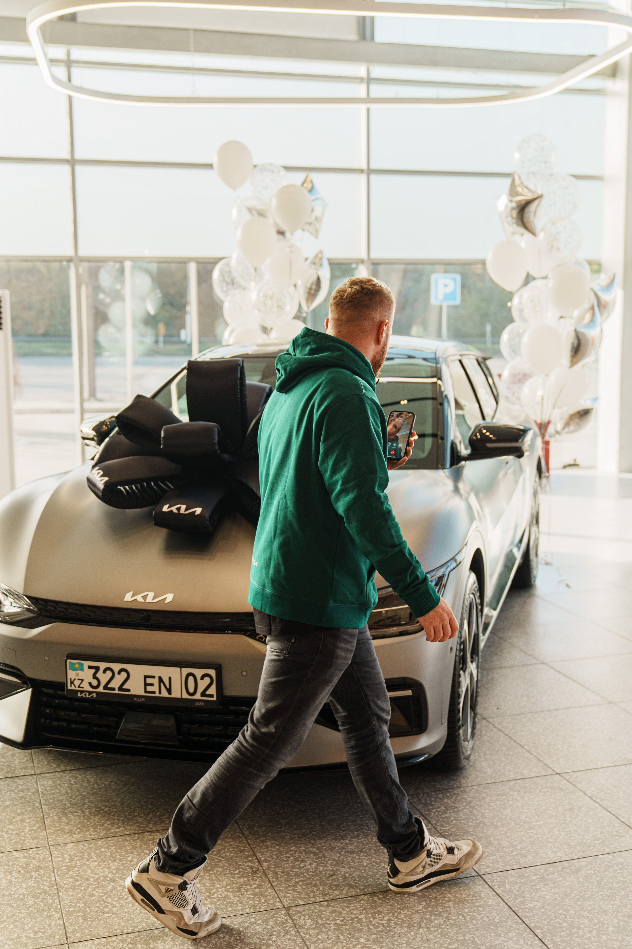 Kia EV6 Вручение Евгений Чебаткову. Фотограф TAULAN_1