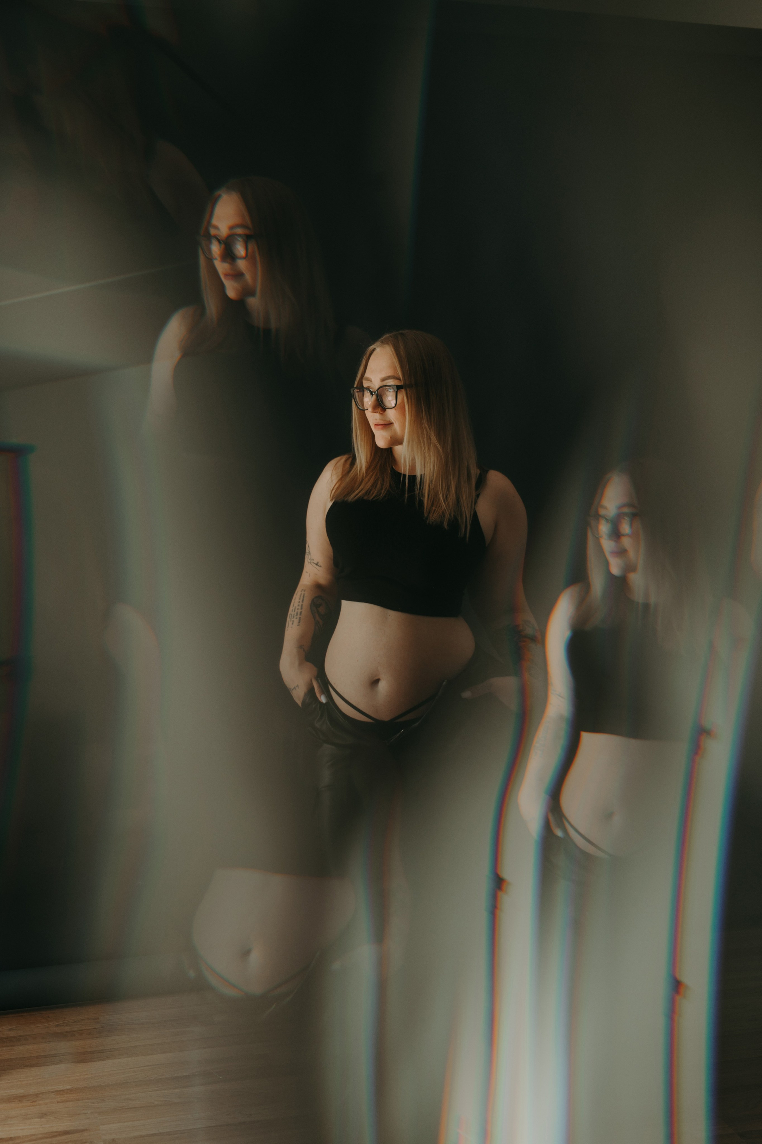 На черном фоне. Семейный и контент фотограф