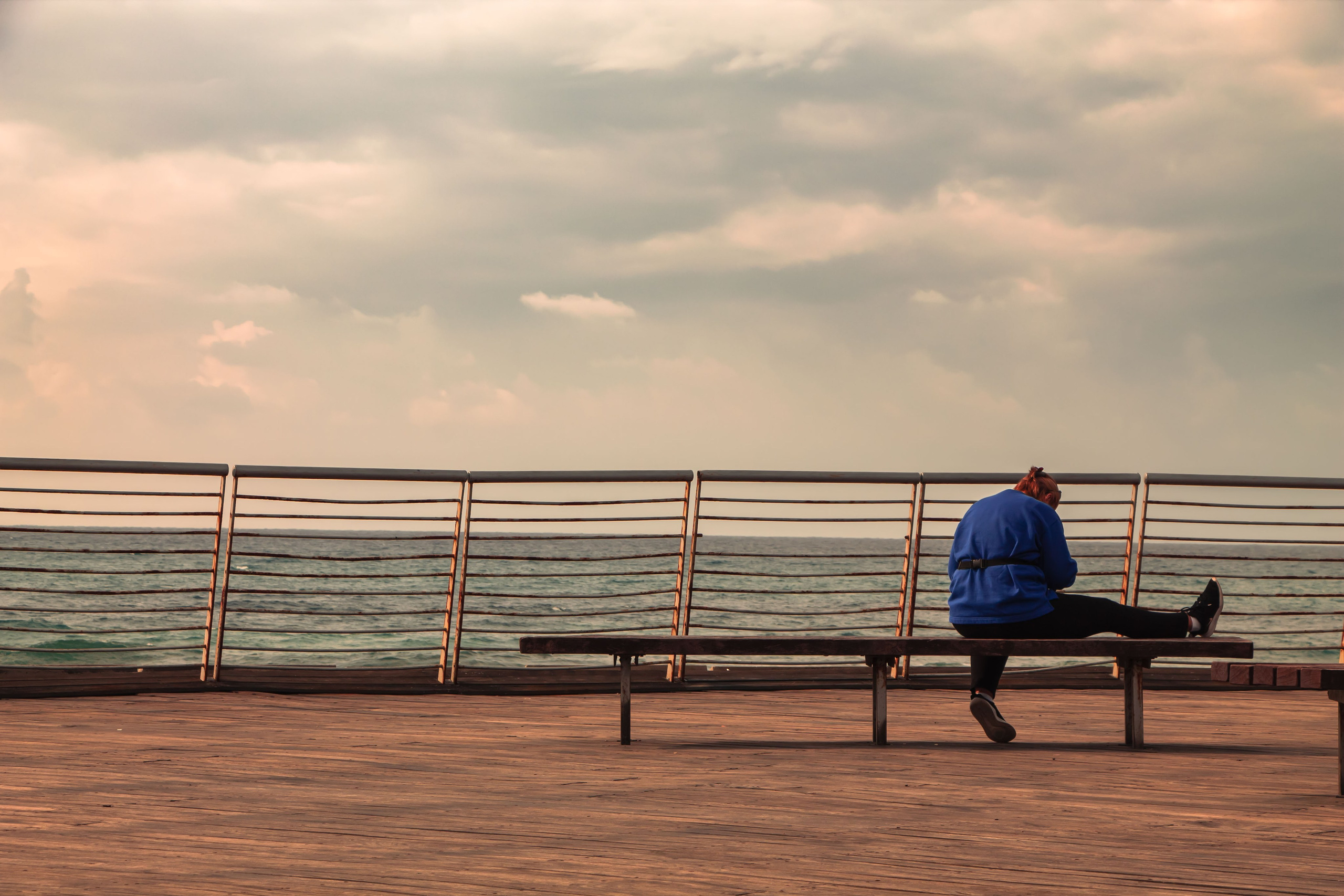 море в Хайфе, на набережной девушка занимается спортом