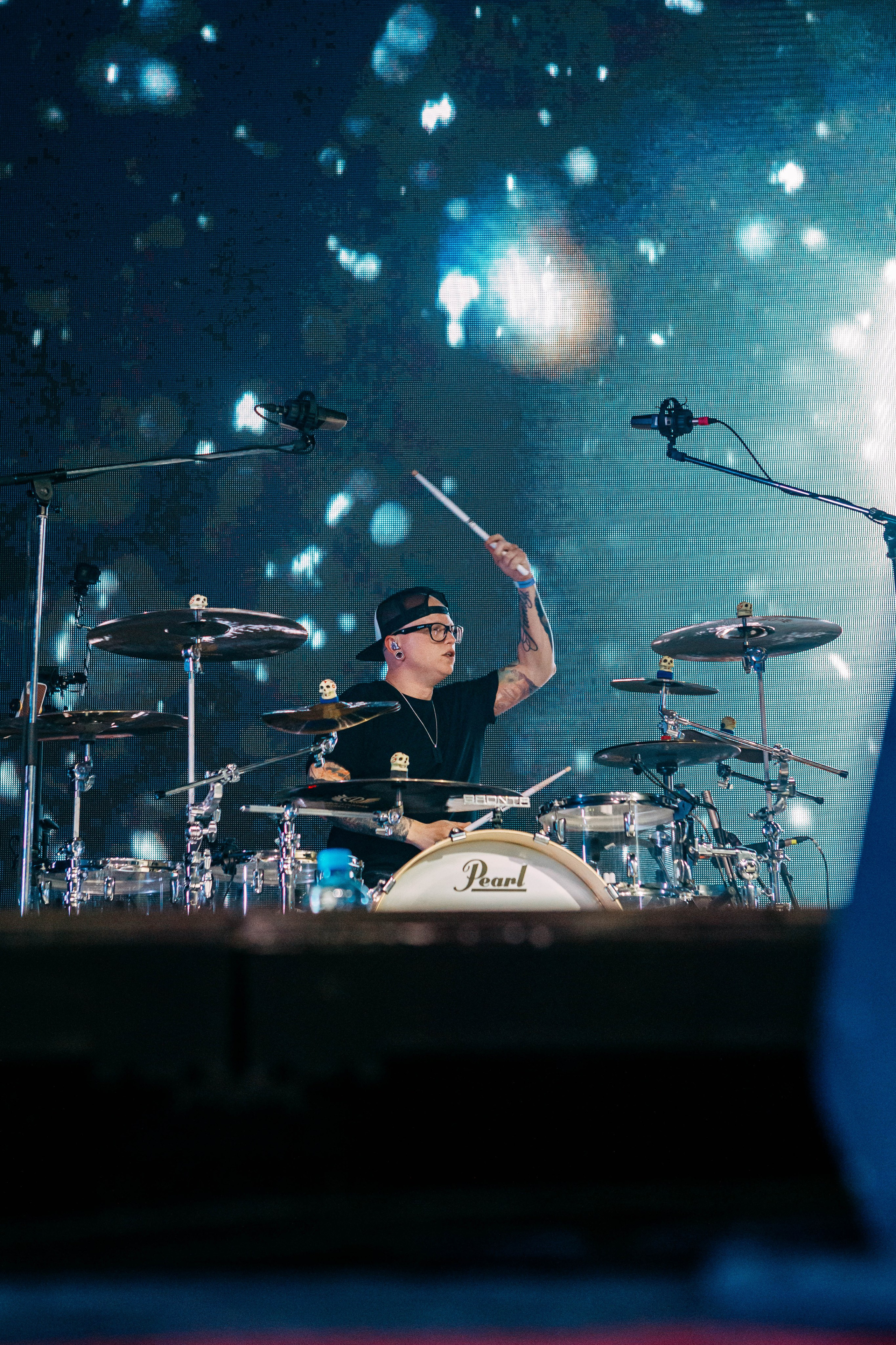 КОСИЧКИ ОТРЕЗАЛА И СОБРАЛА СТАДИУМ