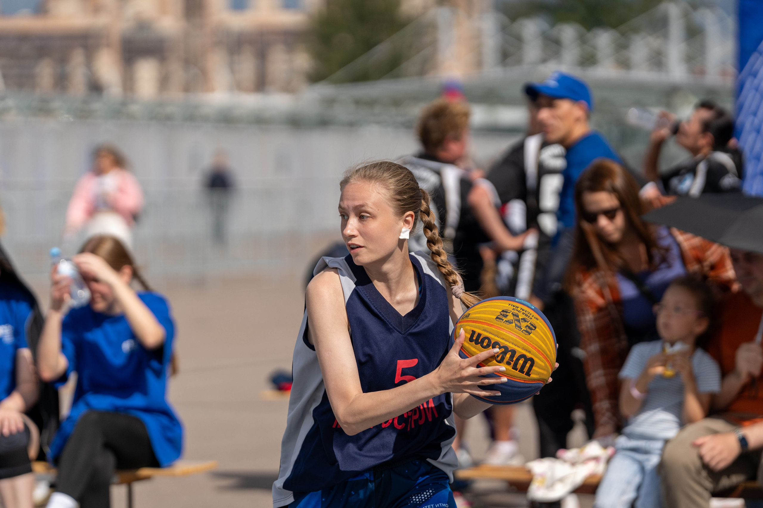 Баскетболистка с мячом на турнире 3×3 «Оранжевый мяч» в Санкт-Петербурге