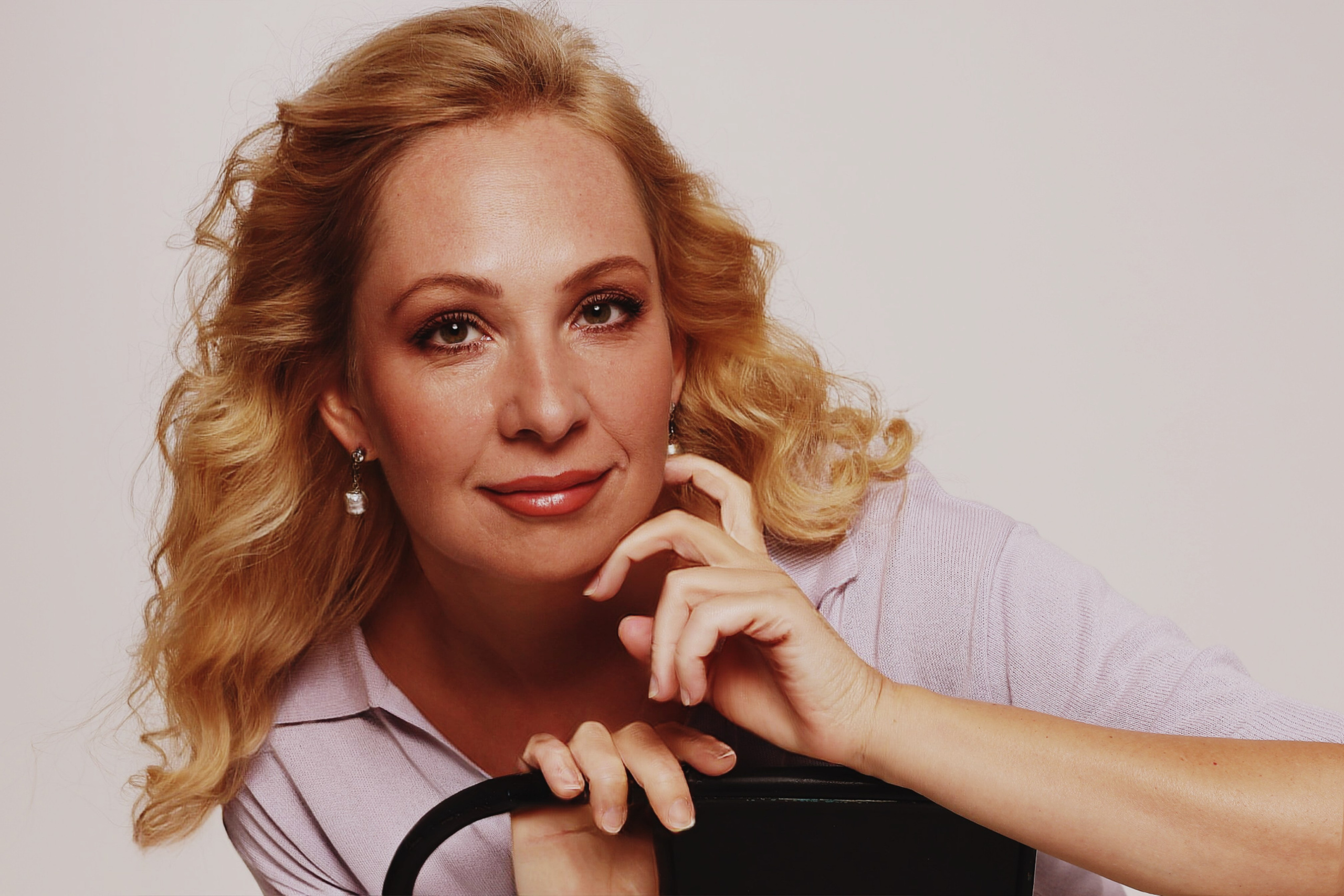 Portrait women’s photo session at the Photo Studio. Professional photographer in Sochi Victoria Joy. Teaching Photography