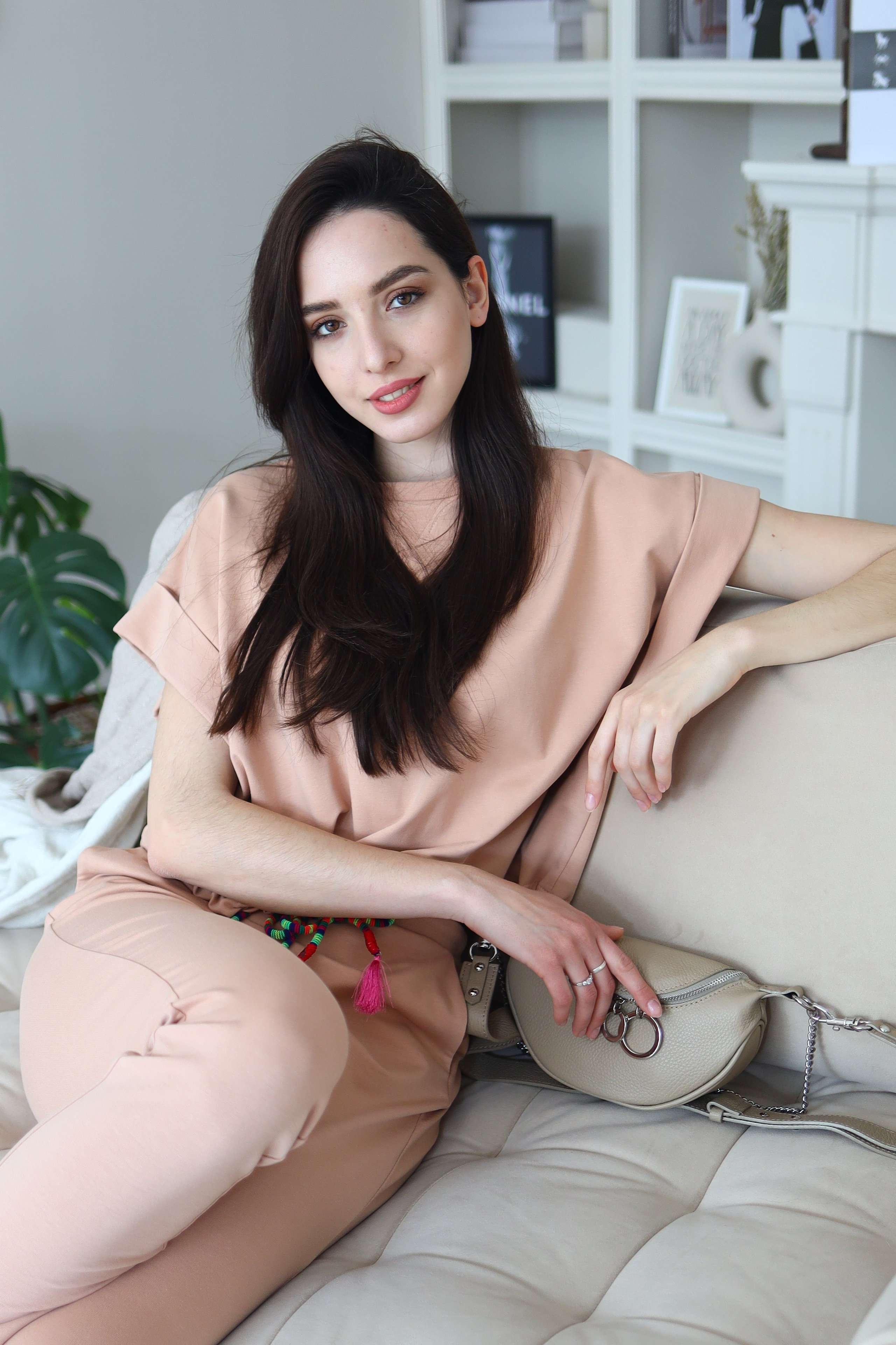 Portrait women’s photo session at the Photo Studio. Professional photographer in Sochi Victoria Joy. Teaching Photography