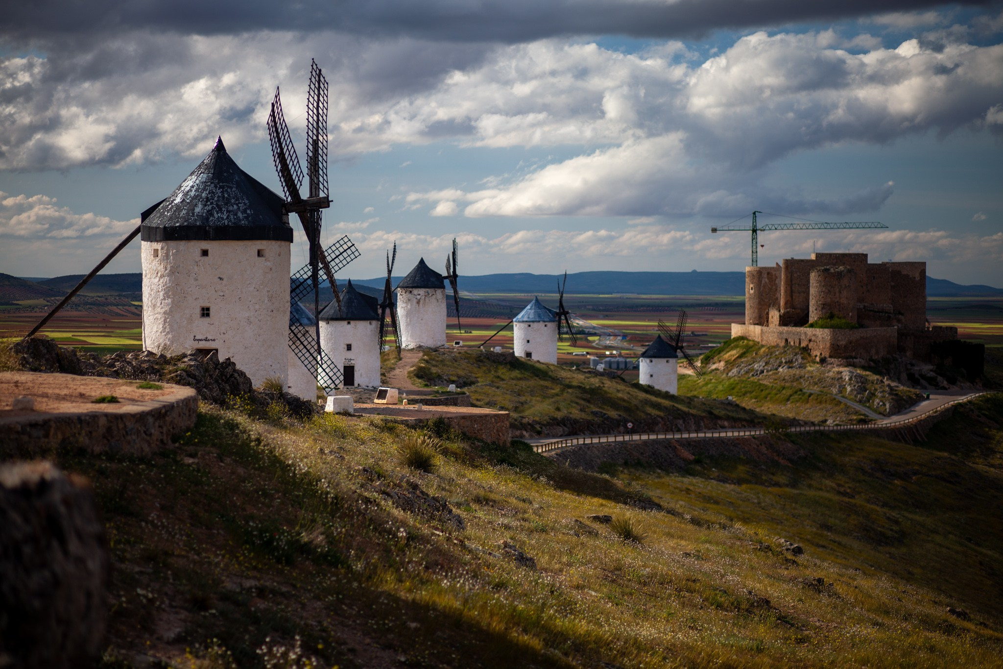 Consuegra España Molinos de viento de Don Quijote en la provincia de Toledo, Испания 2010. Фотограф Василий Буланов