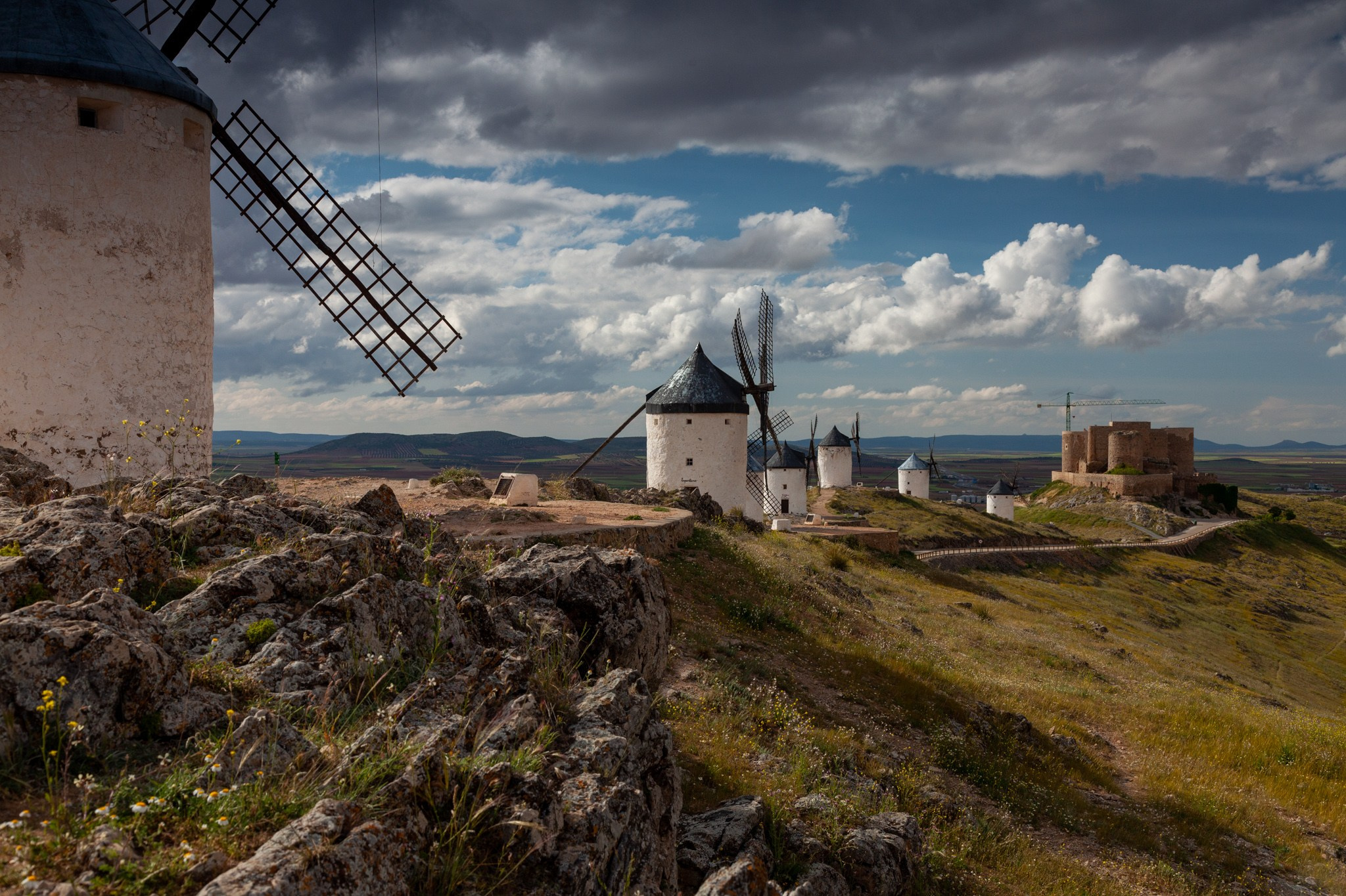 Consuegra España Molinos de viento de Don Quijote en la provincia de Toledo, Испания 2010. Фотограф Василий Буланов