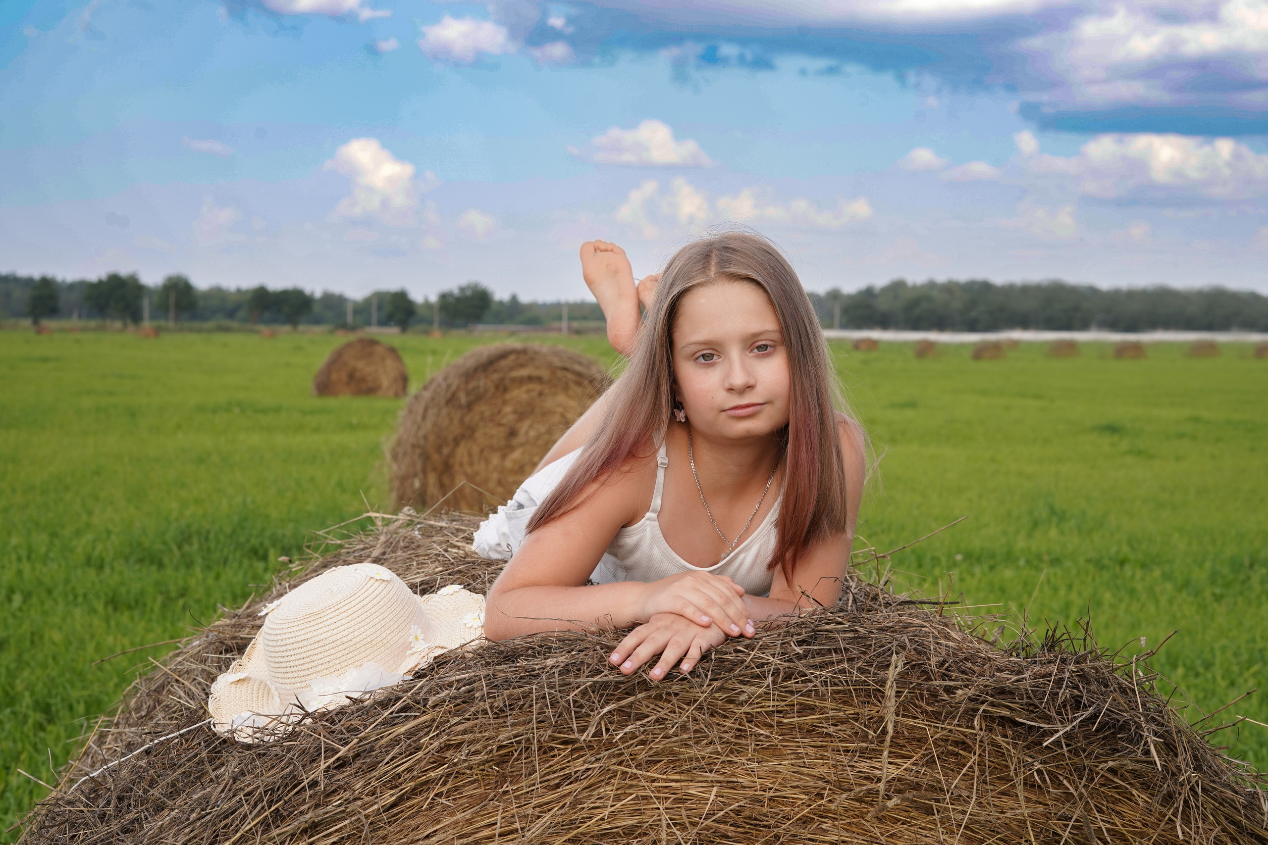 Фотосессия в поле-стоги сена. Главная