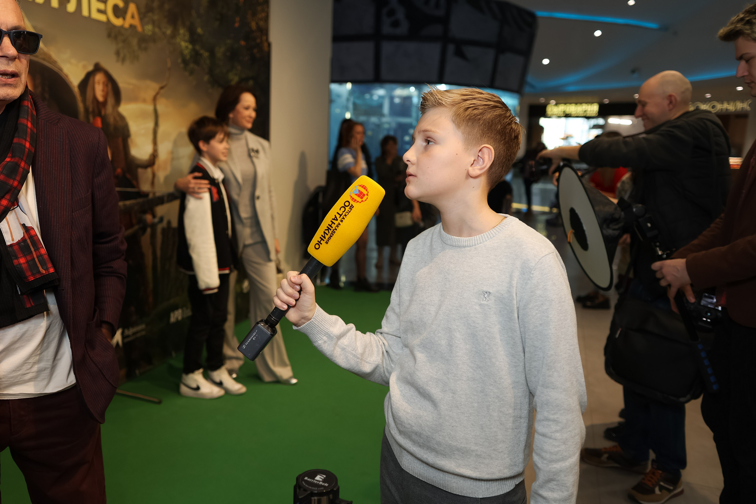 Школа «Останкино» на премьере Робин Гуд. Репортажный фотограф видеограф в Москве Ольга Плаксина