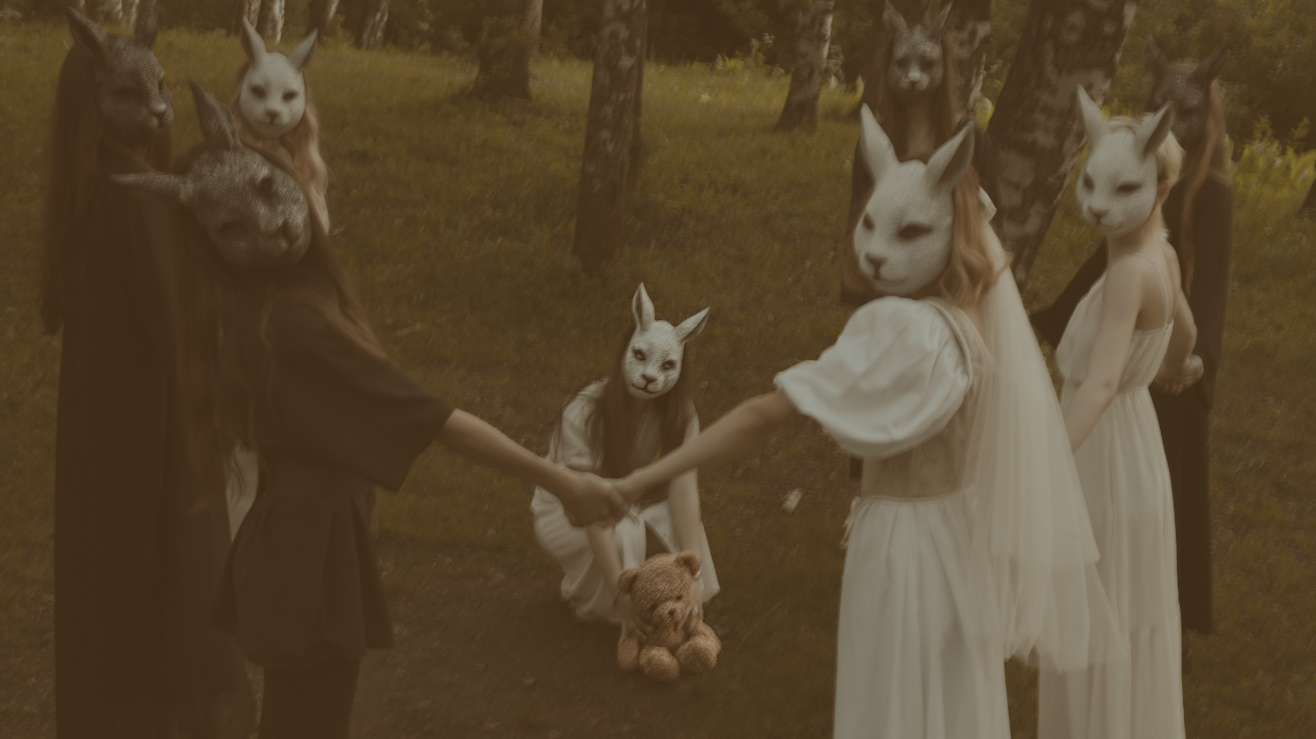 Мистическая сцена: герои в масках проводят ритуал в лесу с куклой