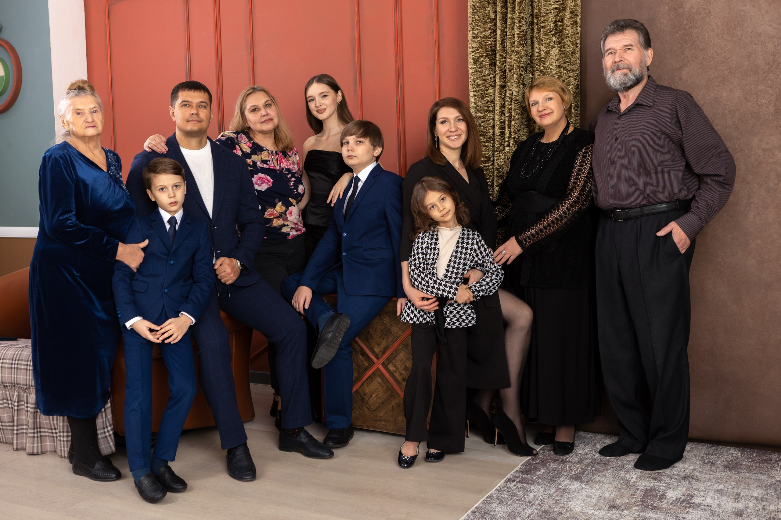 Семейная фотосессия в студии. Фотограф в Оренбурге. Профессиональный фотограф