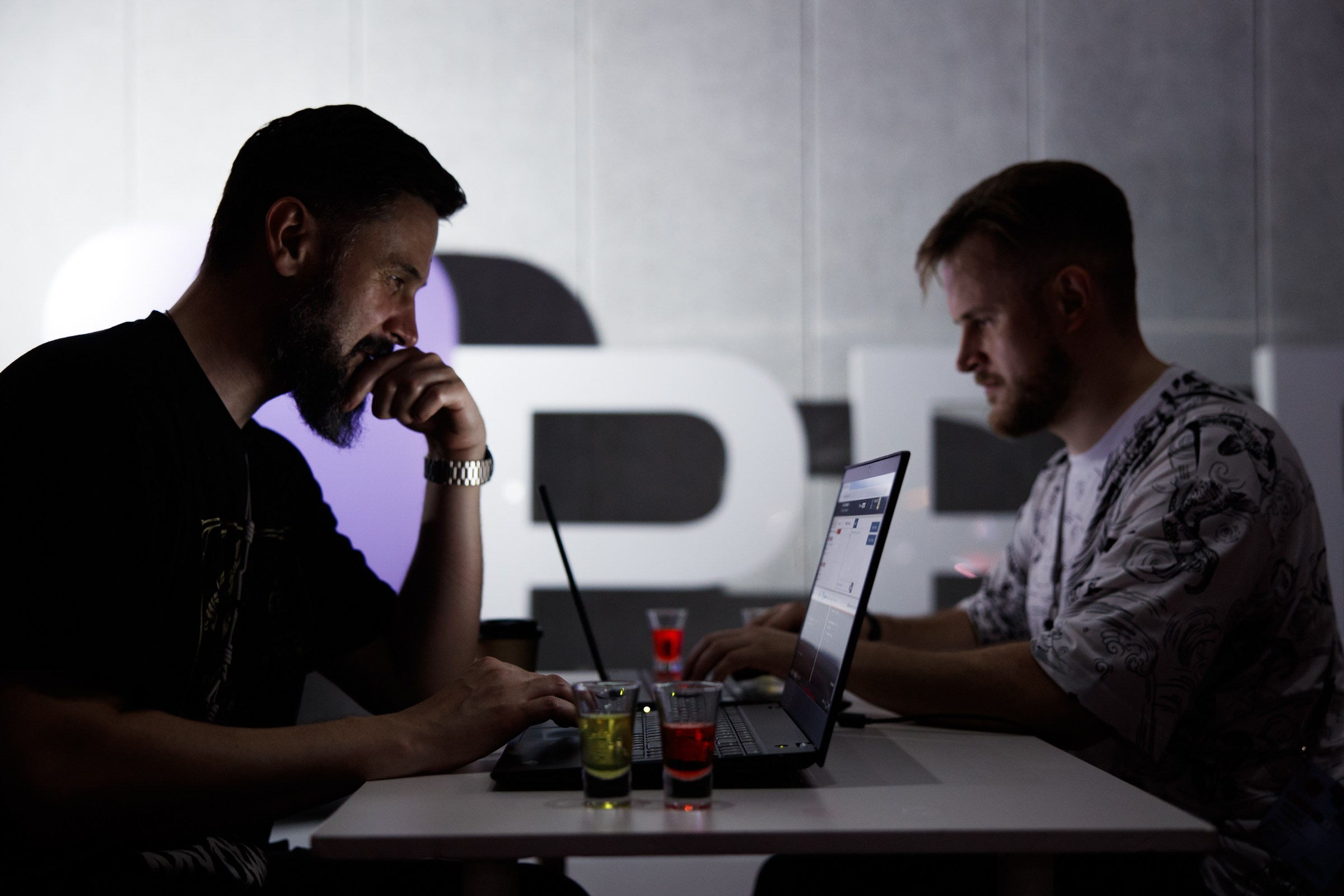 Финальные штрихи форума: работа специалистов за ноутбуками. Профессиональный взгляд на ИТ-сообщество.