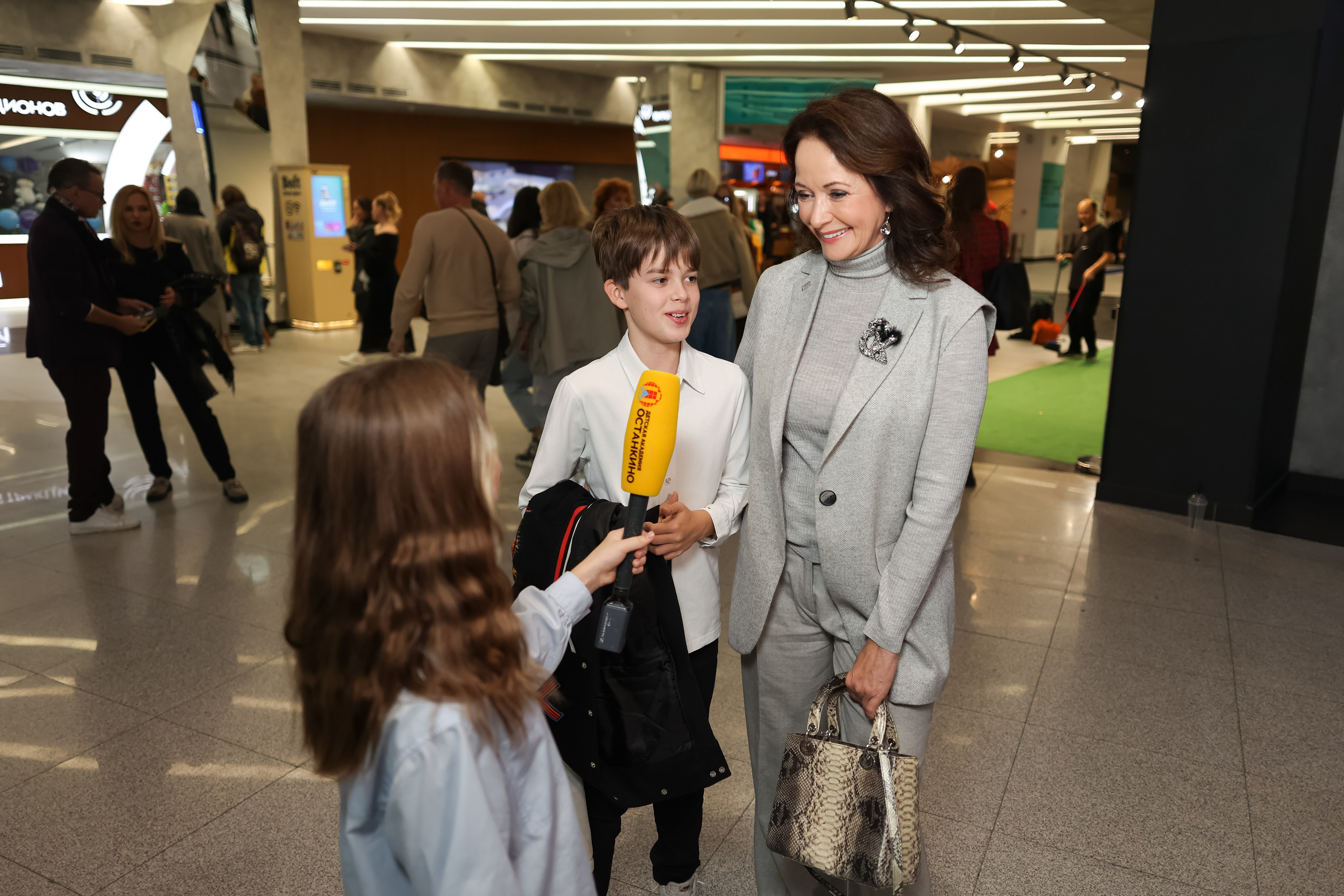 Школа «Останкино» на премьере Робин Гуд. Репортажный фотограф видеограф в Москве Ольга Плаксина