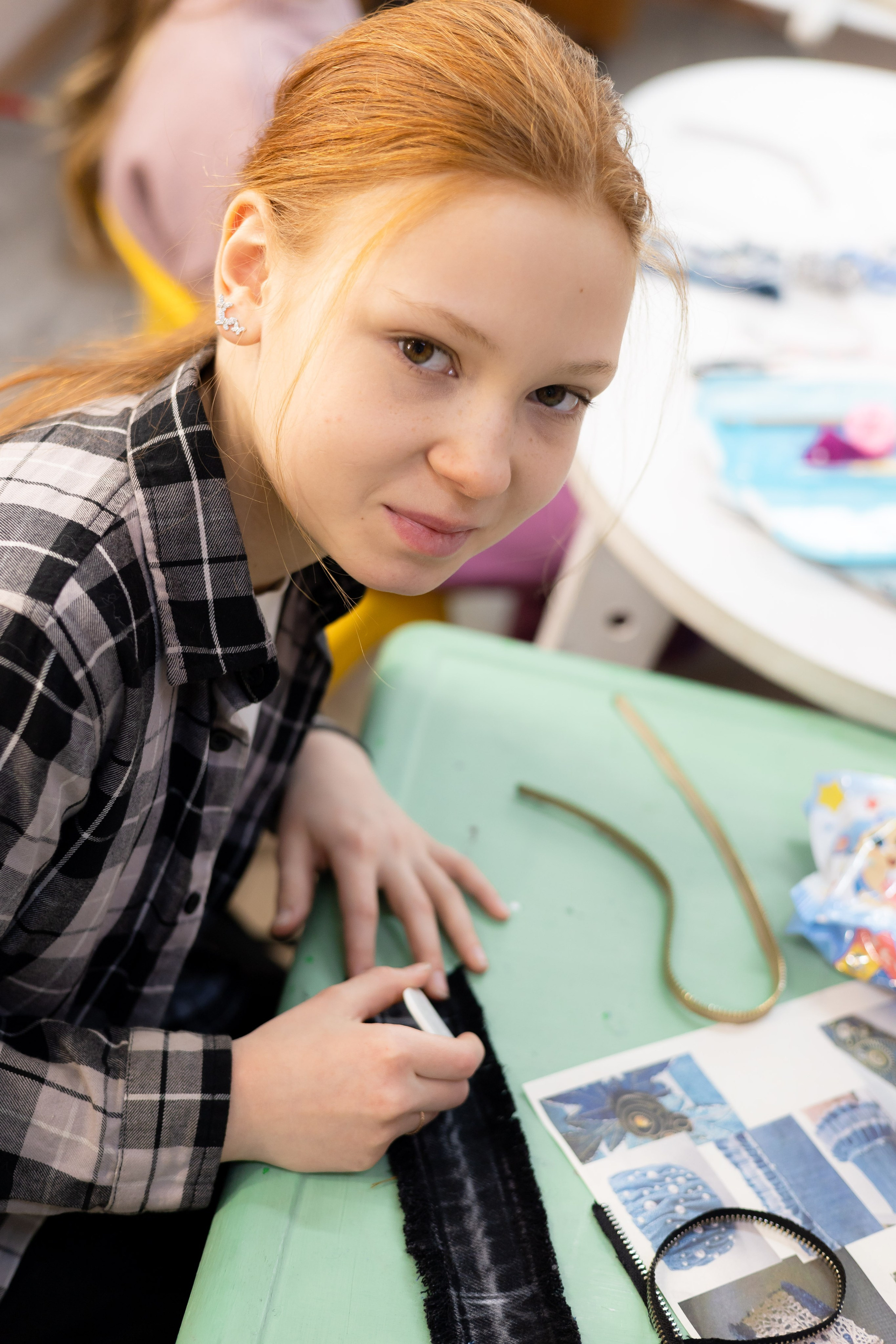 Браслеты из джинсы — мастер-класс по шитью для девочек. Владивосток. Школа для девочек во Владивостоке — Само Совершенство