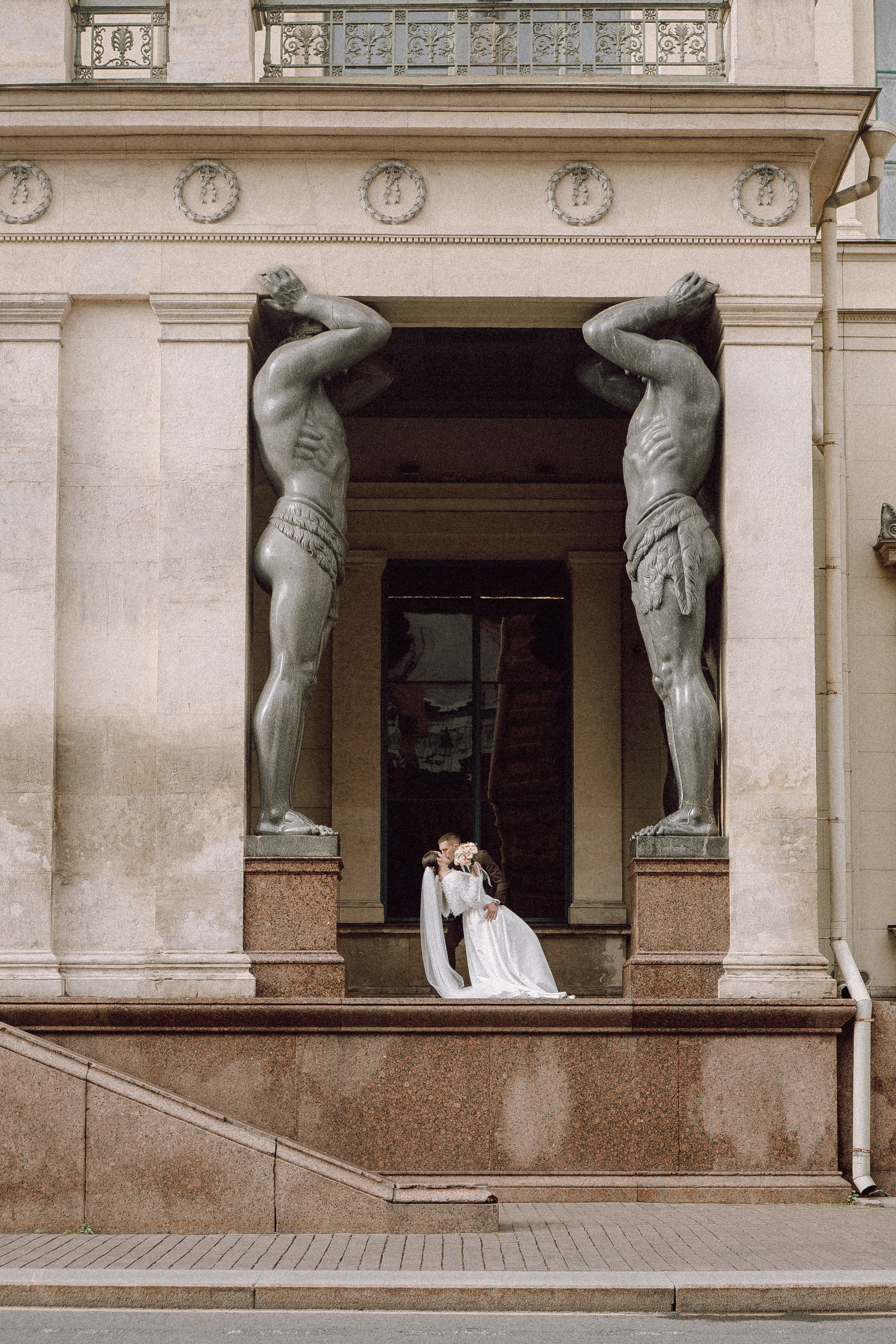 СВАДЕБНАЯ ПРОГУЛКА В САНТК-ПЕТЕРБУРГЕ (ИСАКИЕВСКИЙ СОБОР, ЗИМНЯЯ КАНАВКА, ЭРМИТАЖ И БОЛЬШАЯ МОРСКАЯ УЛИЦА). Профессиональный фотограф, Санкт-Петербург — Виктория Богомолова