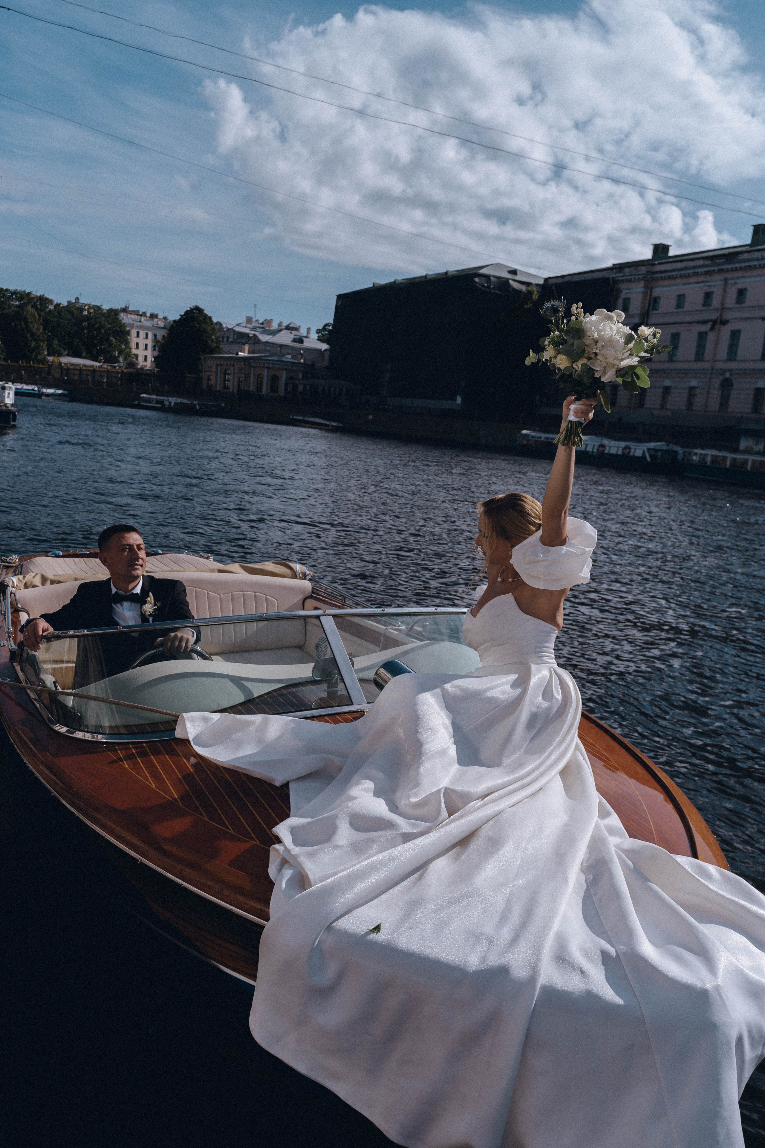 СВАДЕНБНАЯ СЬЕМКА НА КАТЕРЕ ПО КАНАЛАМ САНКТ-ПЕТЕРБУРГА И В АКВАТОРИИ НЕВЫ. Профессиональный фотограф, Санкт-Петербург — Виктория Богомолова