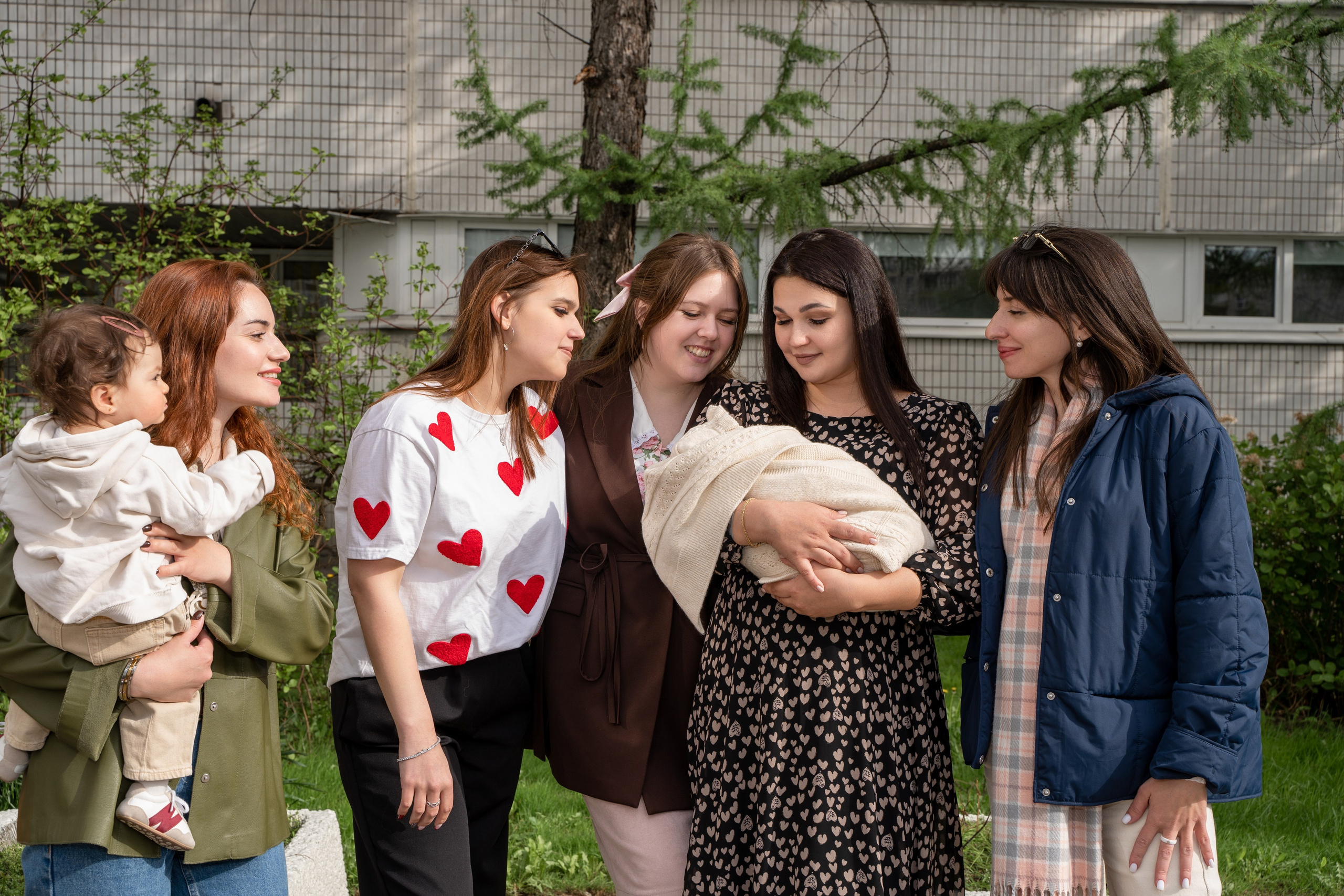 Фото выписки — заказать фотографа на выписку из роддома в Москве. Фотографы на роды в Москве. Фото и видео родов. Фотопроект «Продолжение рода»