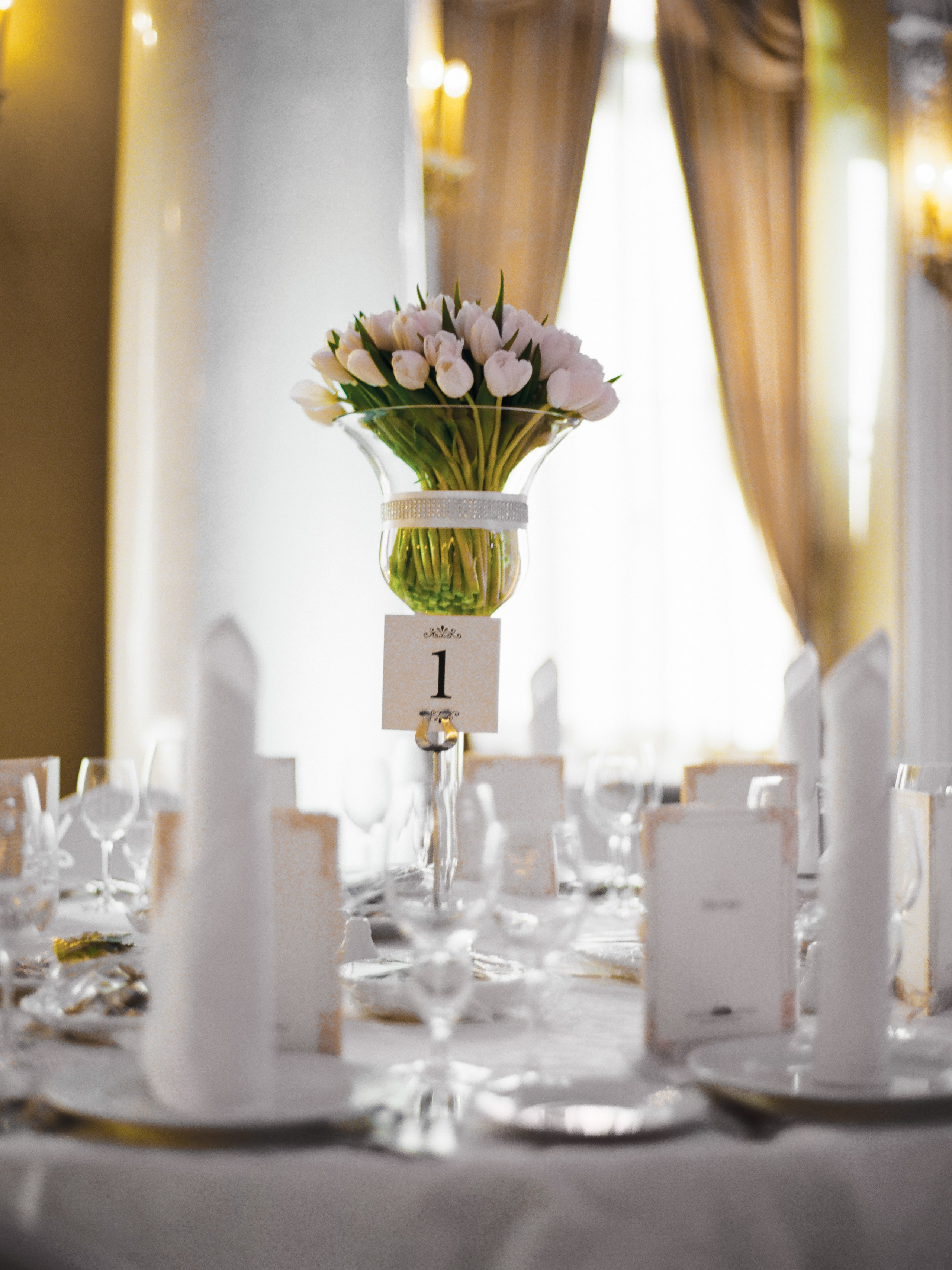 высокие цветы для свадебного ужина