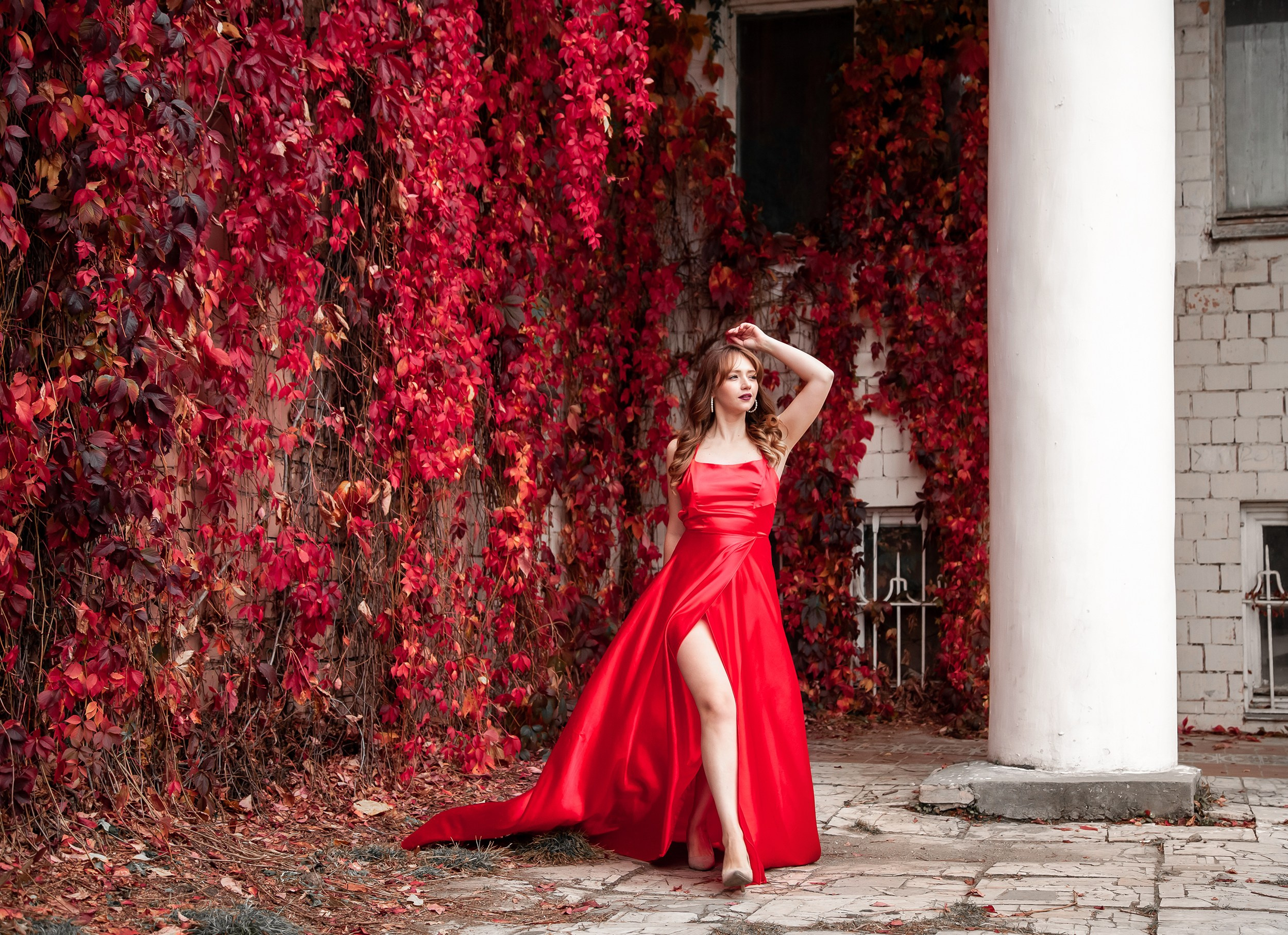Съемка для девушки в красном летящем платье