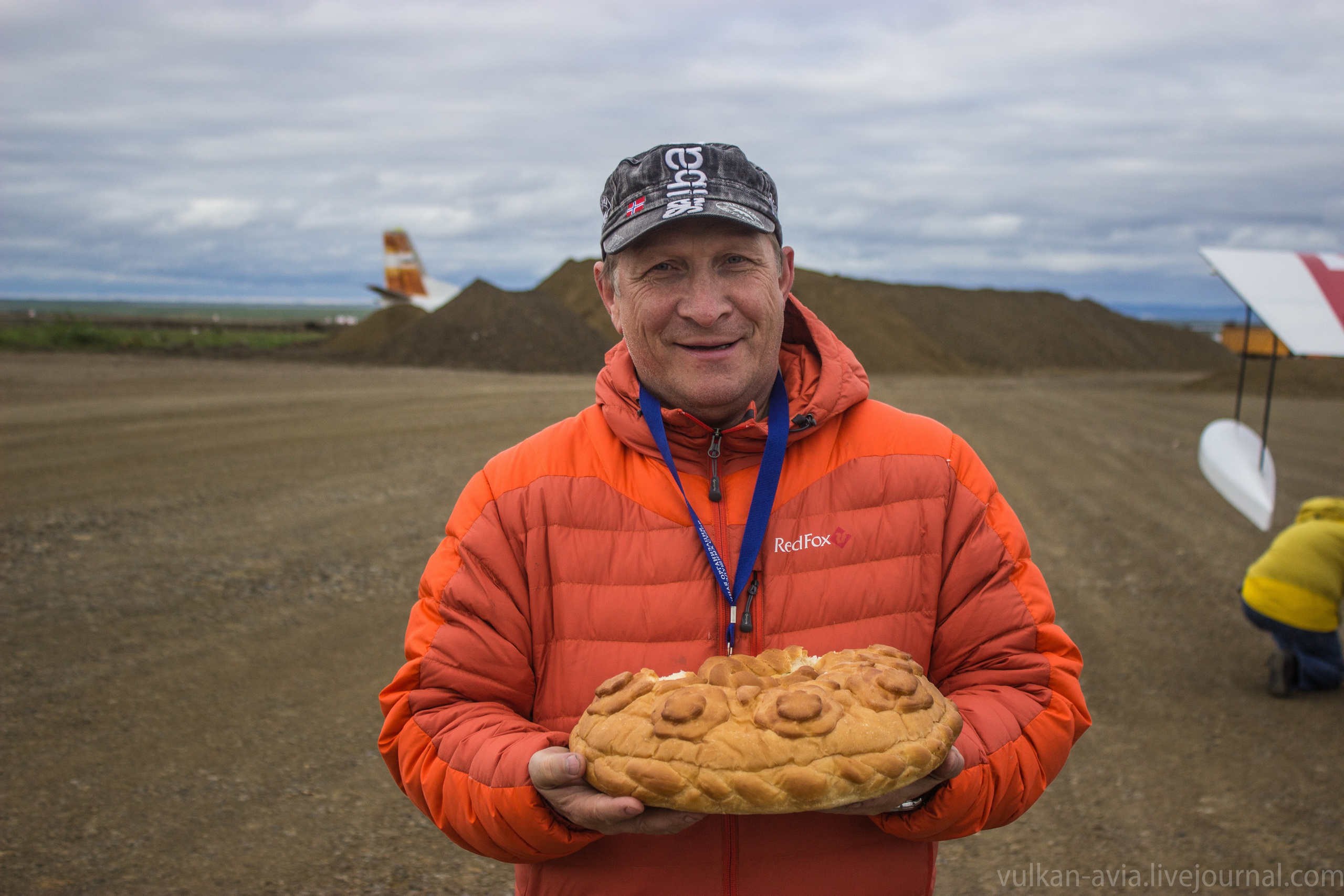 Кругосветный перелёт по полярному кругу на российских самолётах. Фотоальбом показывающий увлекательный мир авиации и мир медведей Андрея Иванова