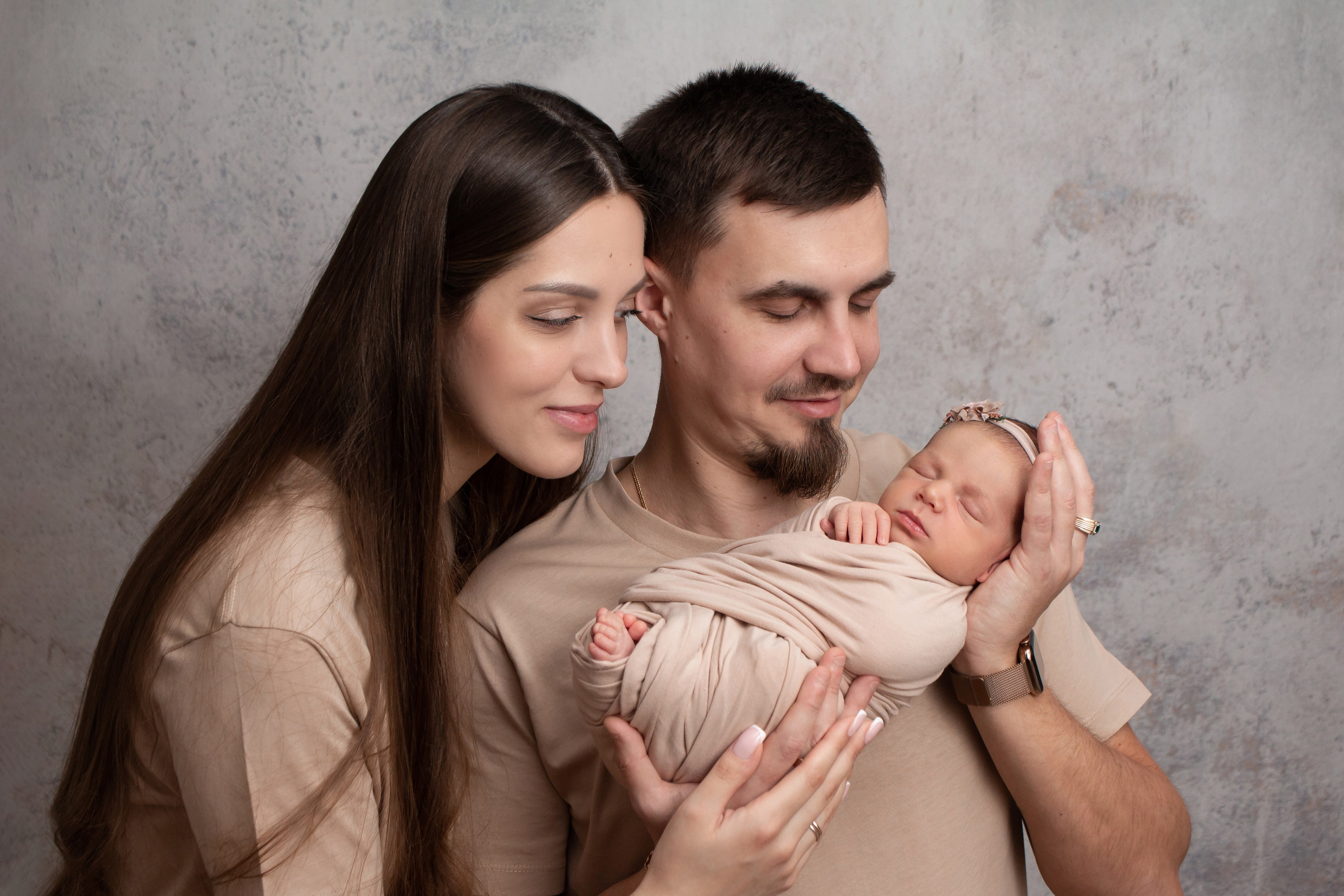 Кадры малыша с родителями. Фотограф новорождённых Анапа Елена Кушнарь
