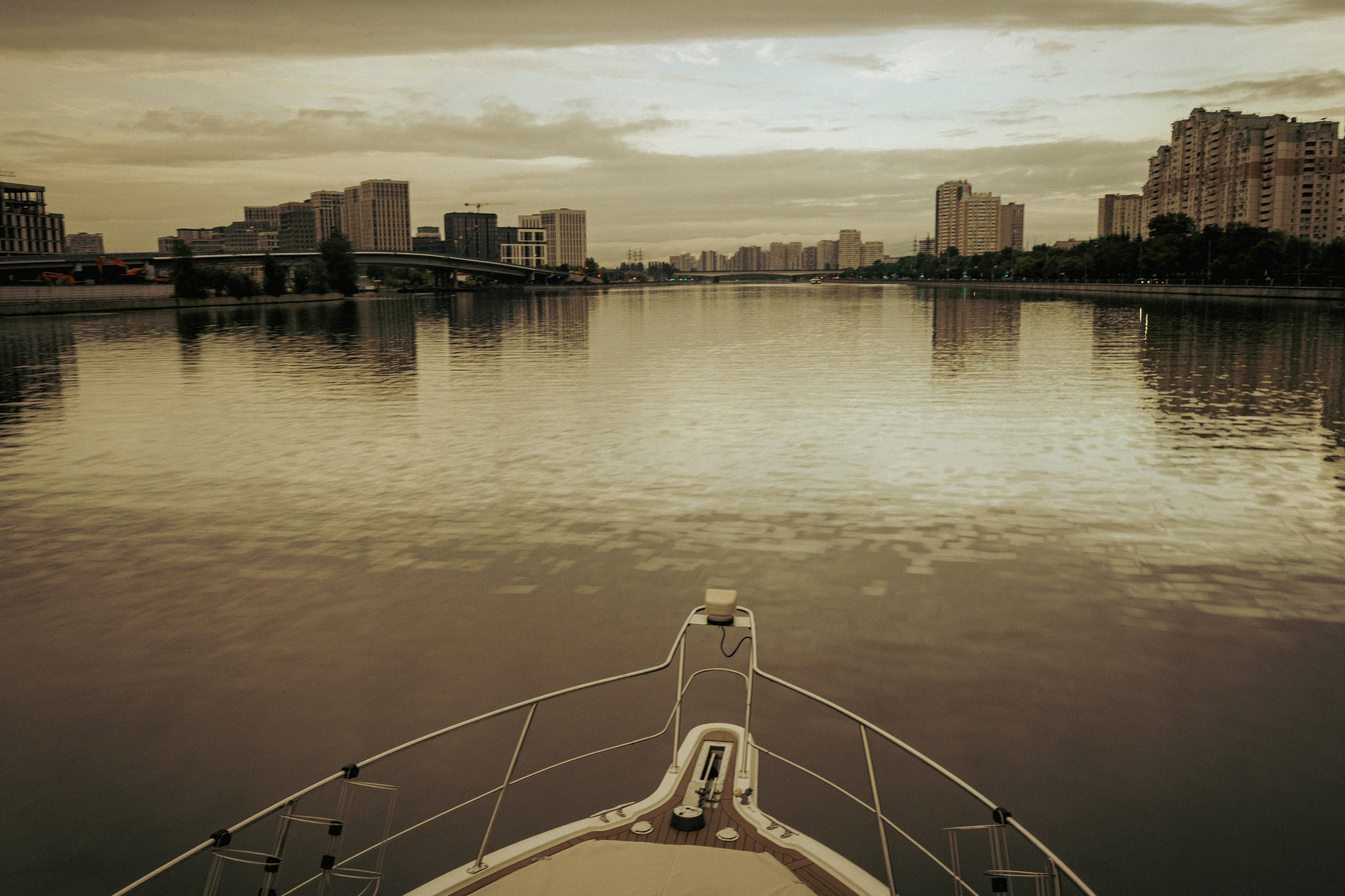 Москва-река. Лето. Яхта. Фотограф Роман Адлер