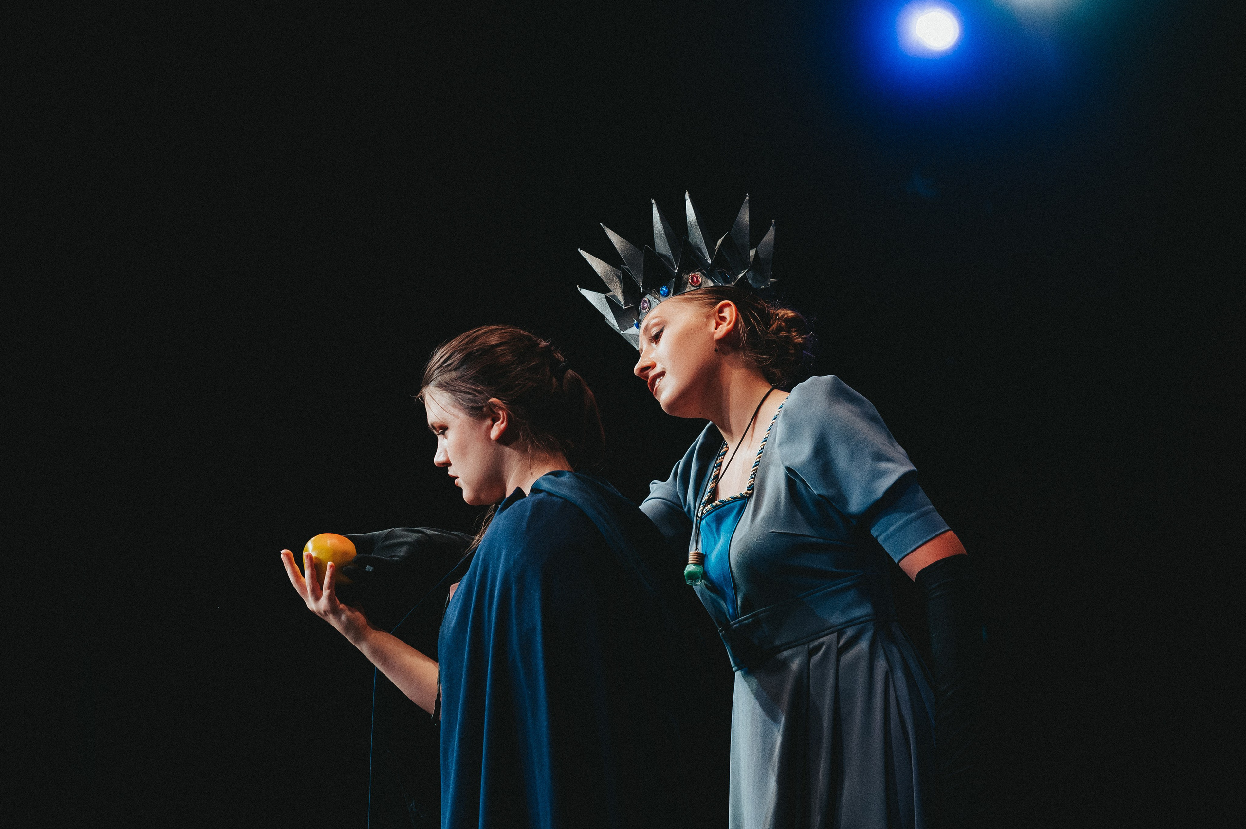 Съемка ключевых моментов во время театральной постановки как колдунья передает отравленное яблоко