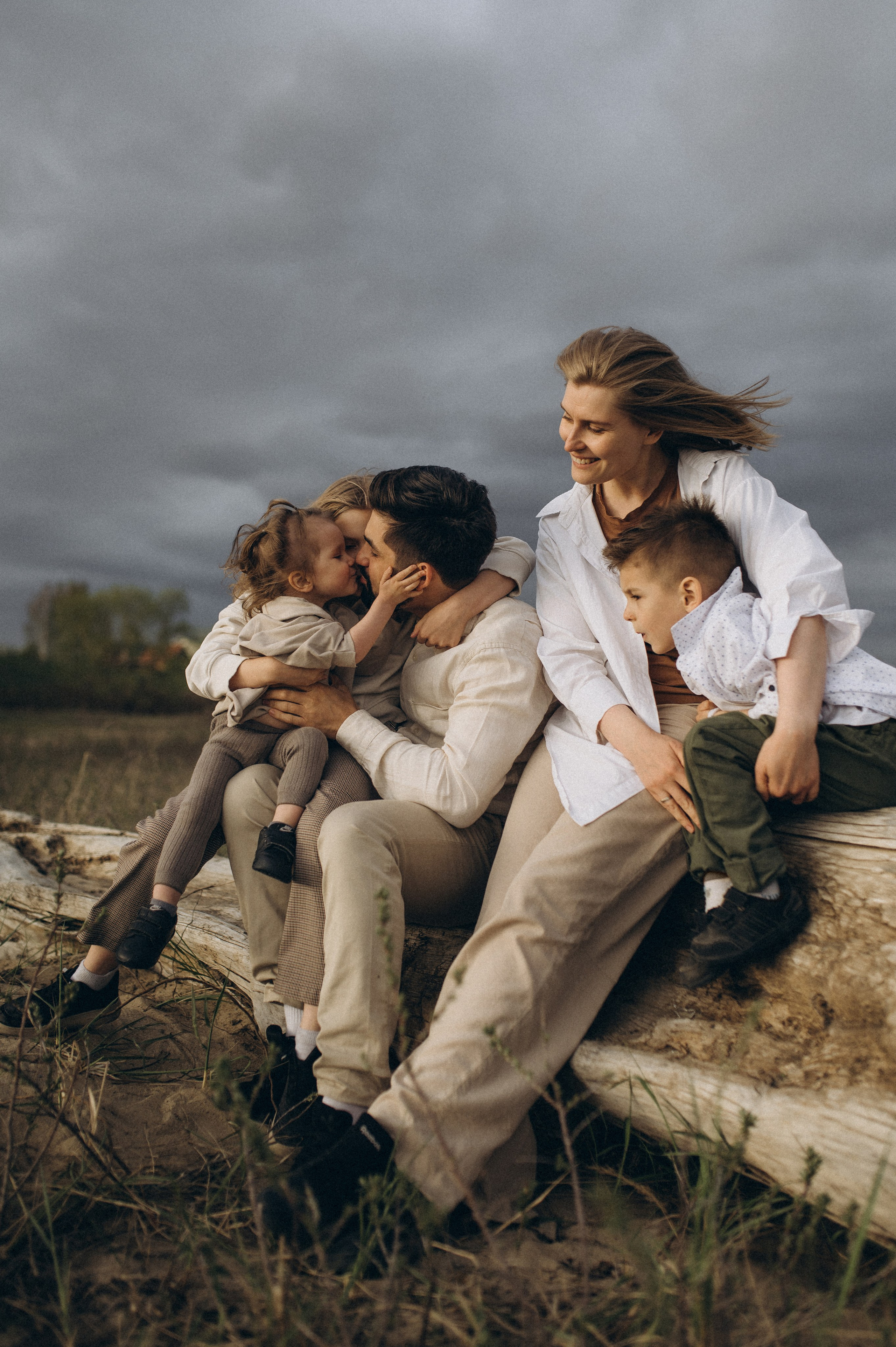 Прогулочная фотосессия семьи на берегу обского моря. Семейный фотограф в Новосибирске Женя Индрикова