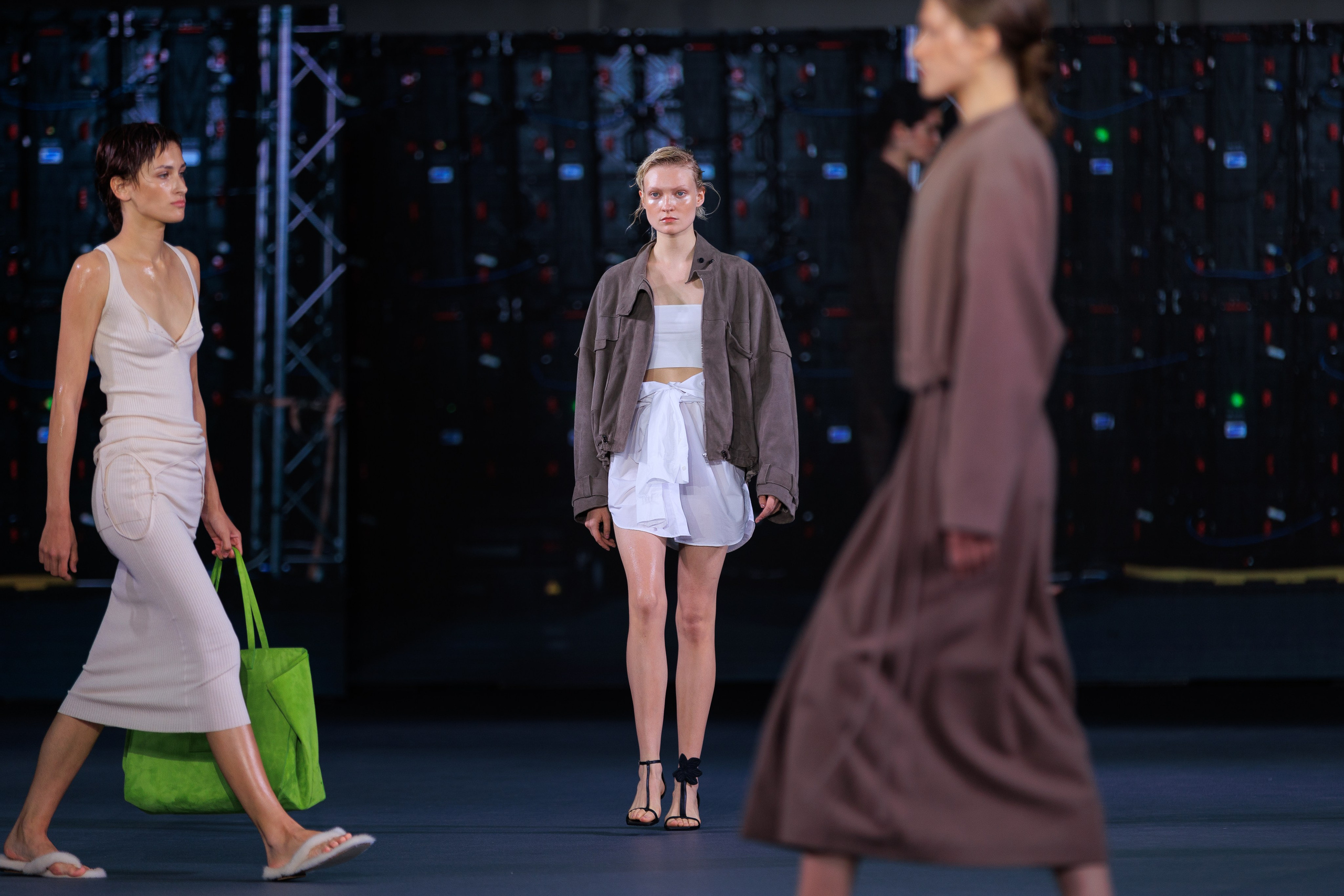 Фотограф для модного показа. Контент для бизнеса в Екатеринбурге Полдень Медиа