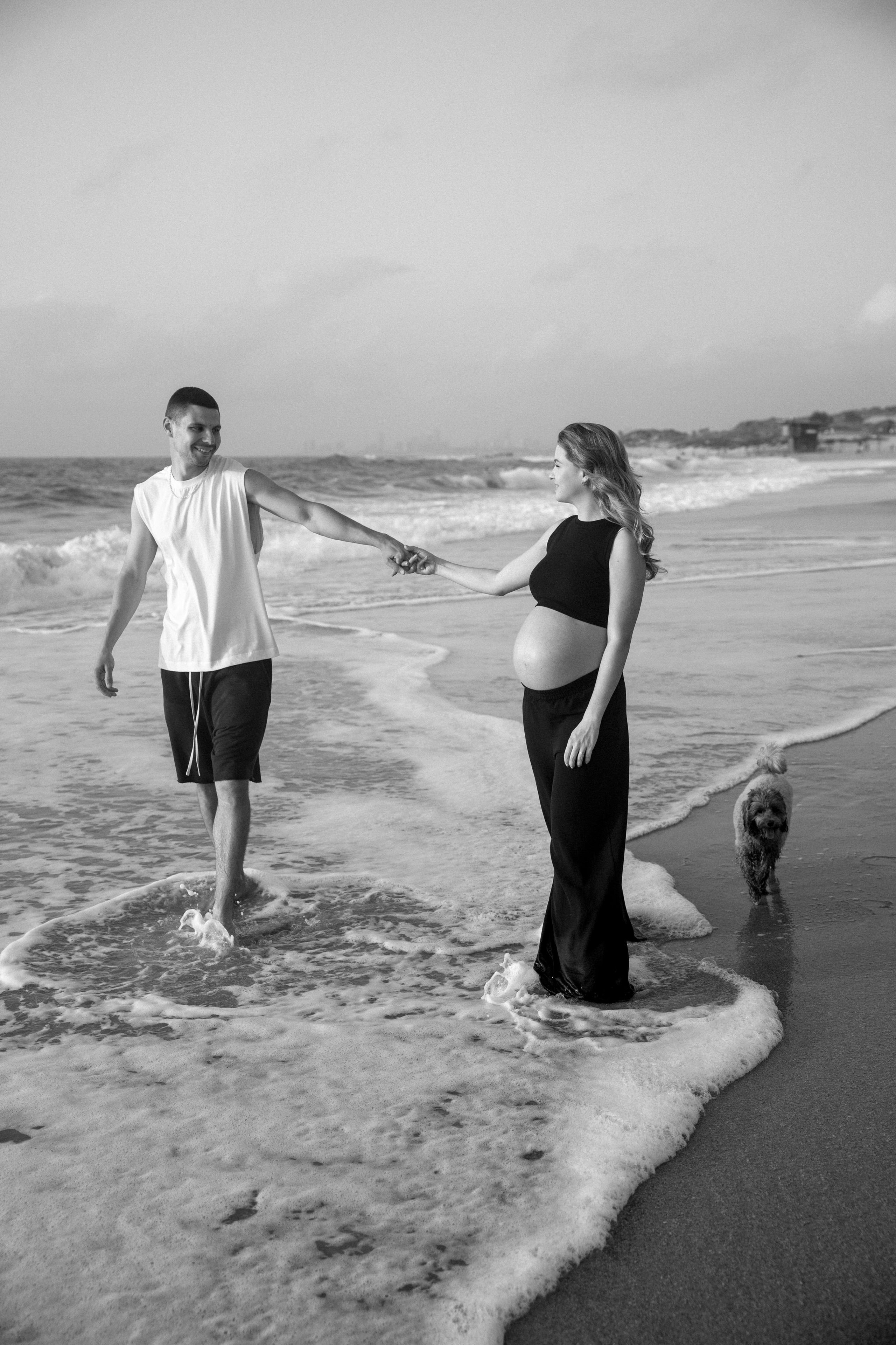 Pregnancy photoshoot near the sea (cloudy weather). Главная