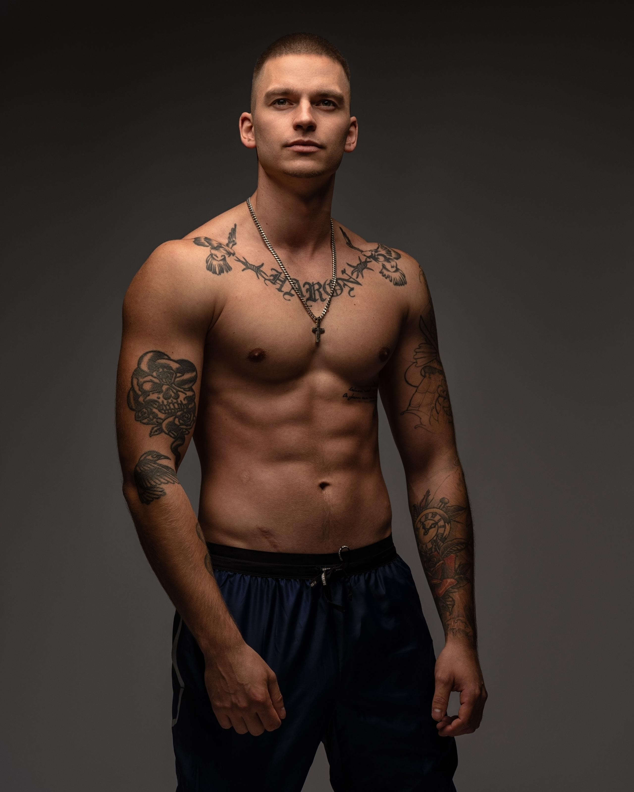 Мужская фотосессия ,мужской портрет ,спортивная фотосессия ,голый торс ,парень с татуировками ,фотограф Большой камень, фотограф Владивосток