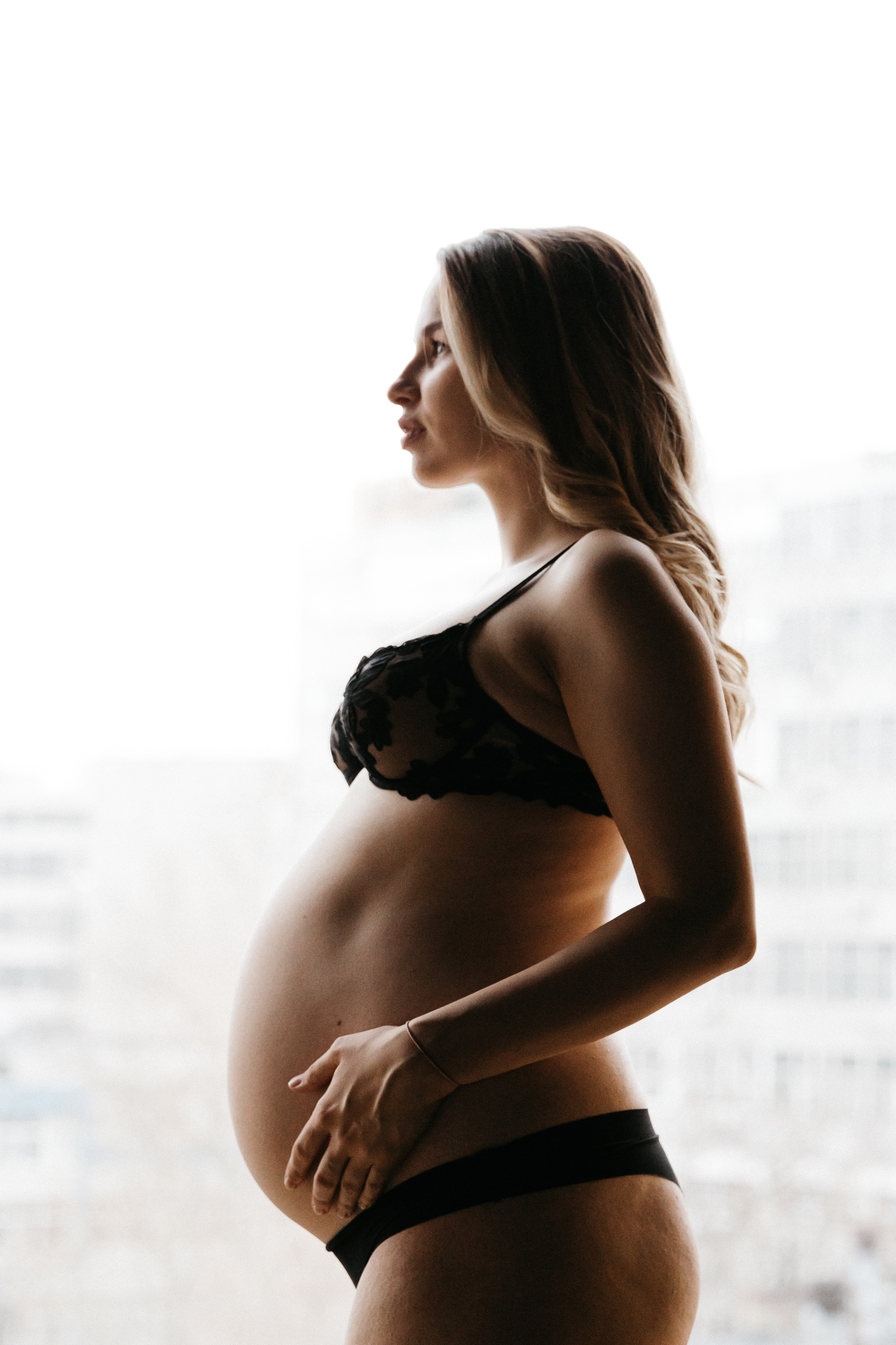 Стильная фотосессия беременности в фотостудии в Москве 2023